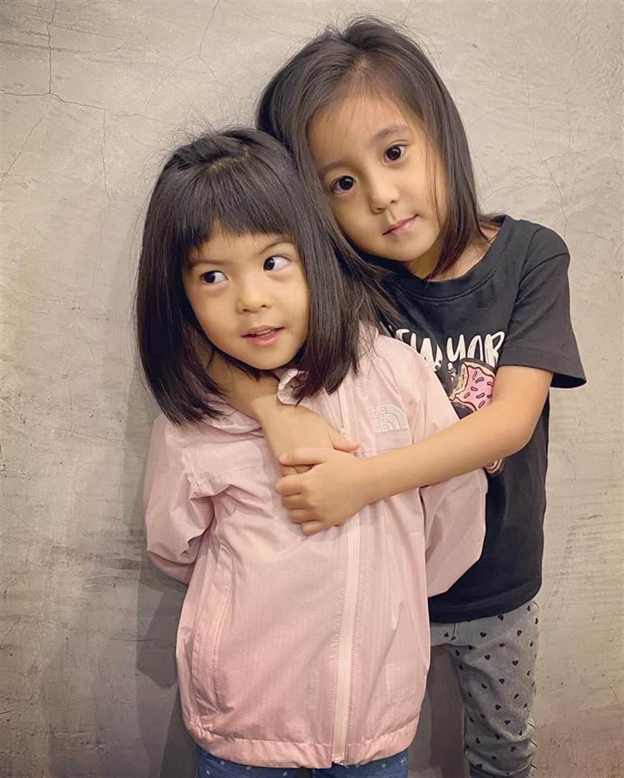 咘咘與BO妞被網友點評一個像媽、一個像爸。(翻攝自賈靜雯臉書)