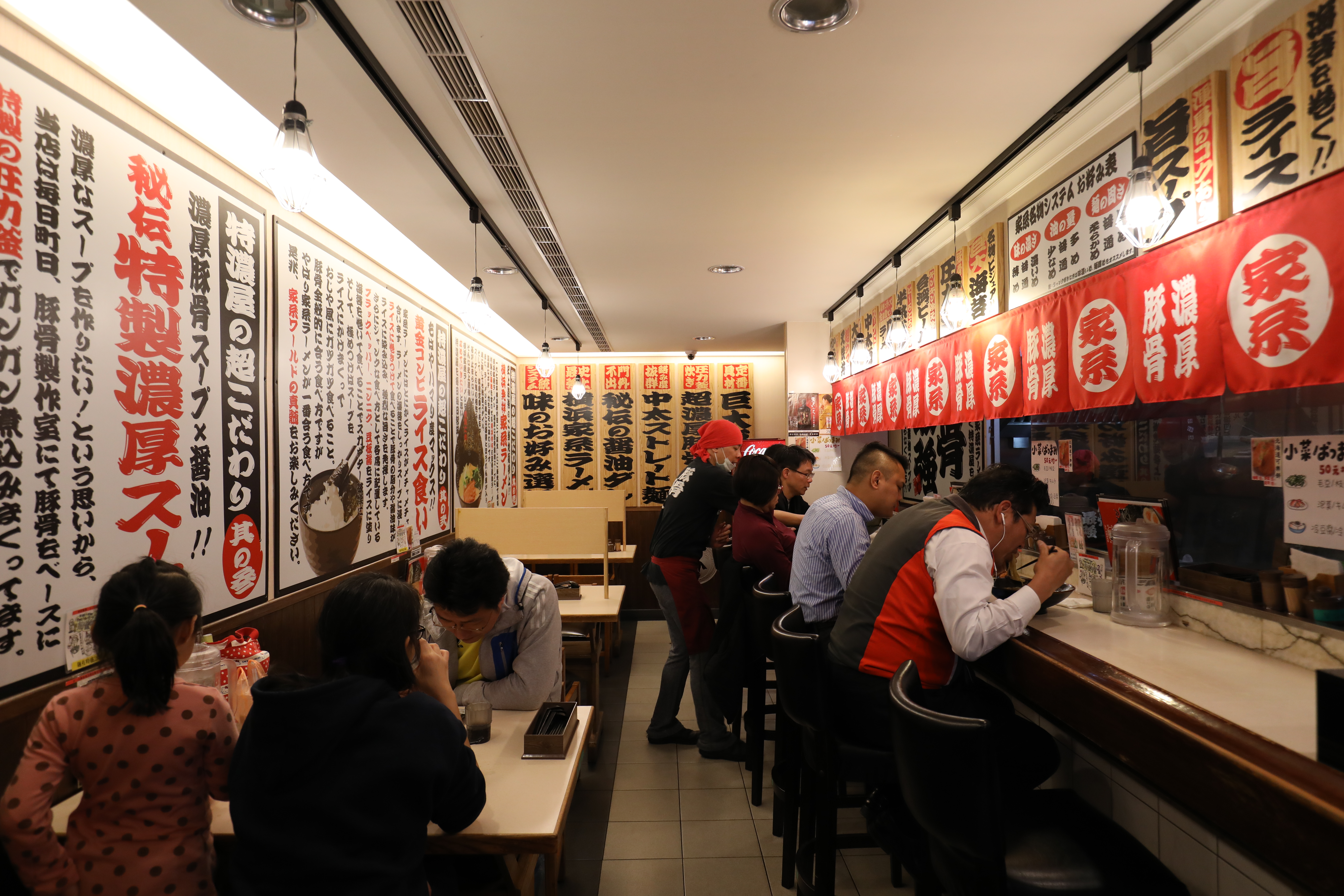 「特濃屋」用全日文壁飾，讓人彷彿置身日本拉麵店。