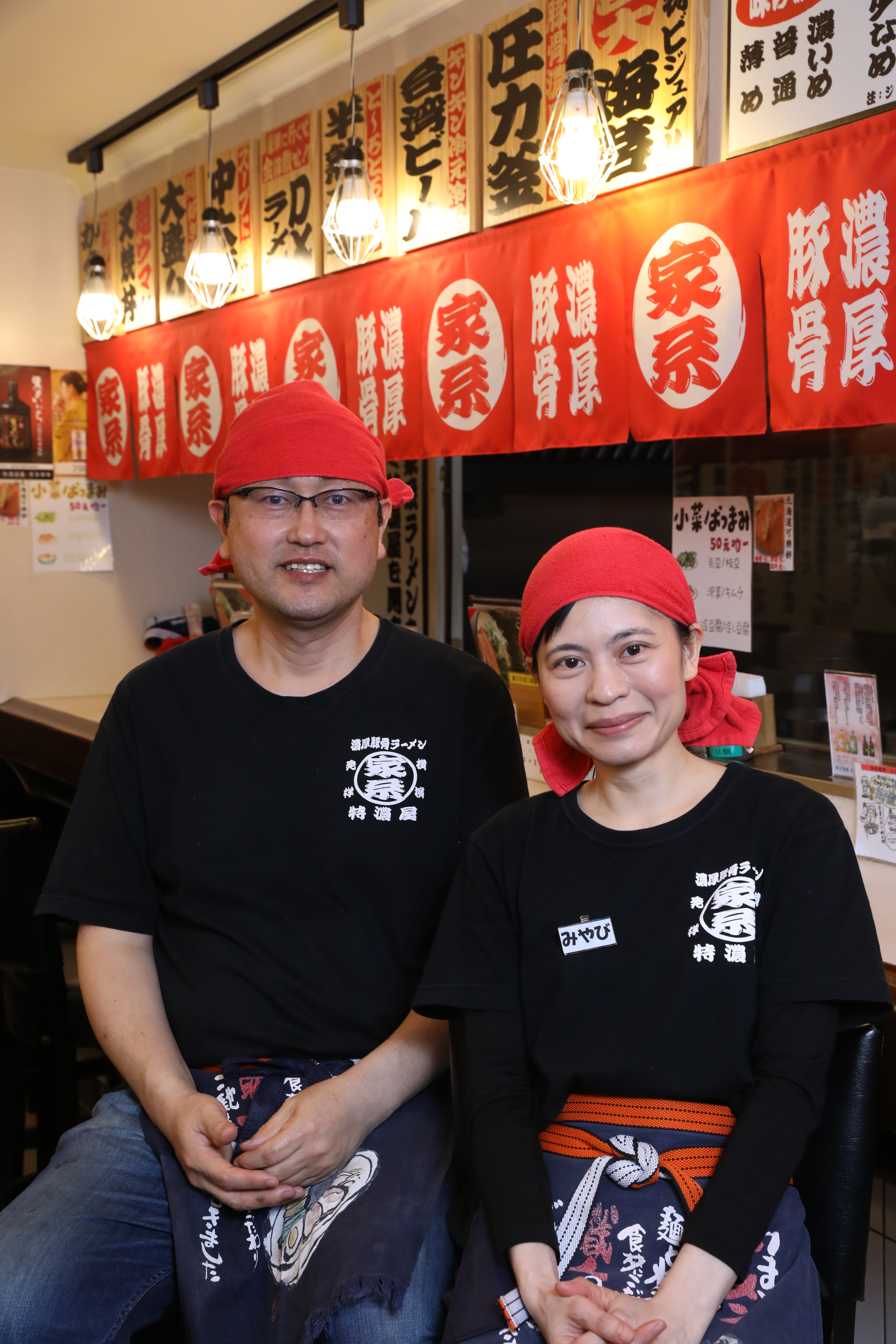 老闆大塚健二（左）透過朋友認識在日本念書的台灣妻子大塚雅（右），兩人決定在台灣創業開拉麵店。