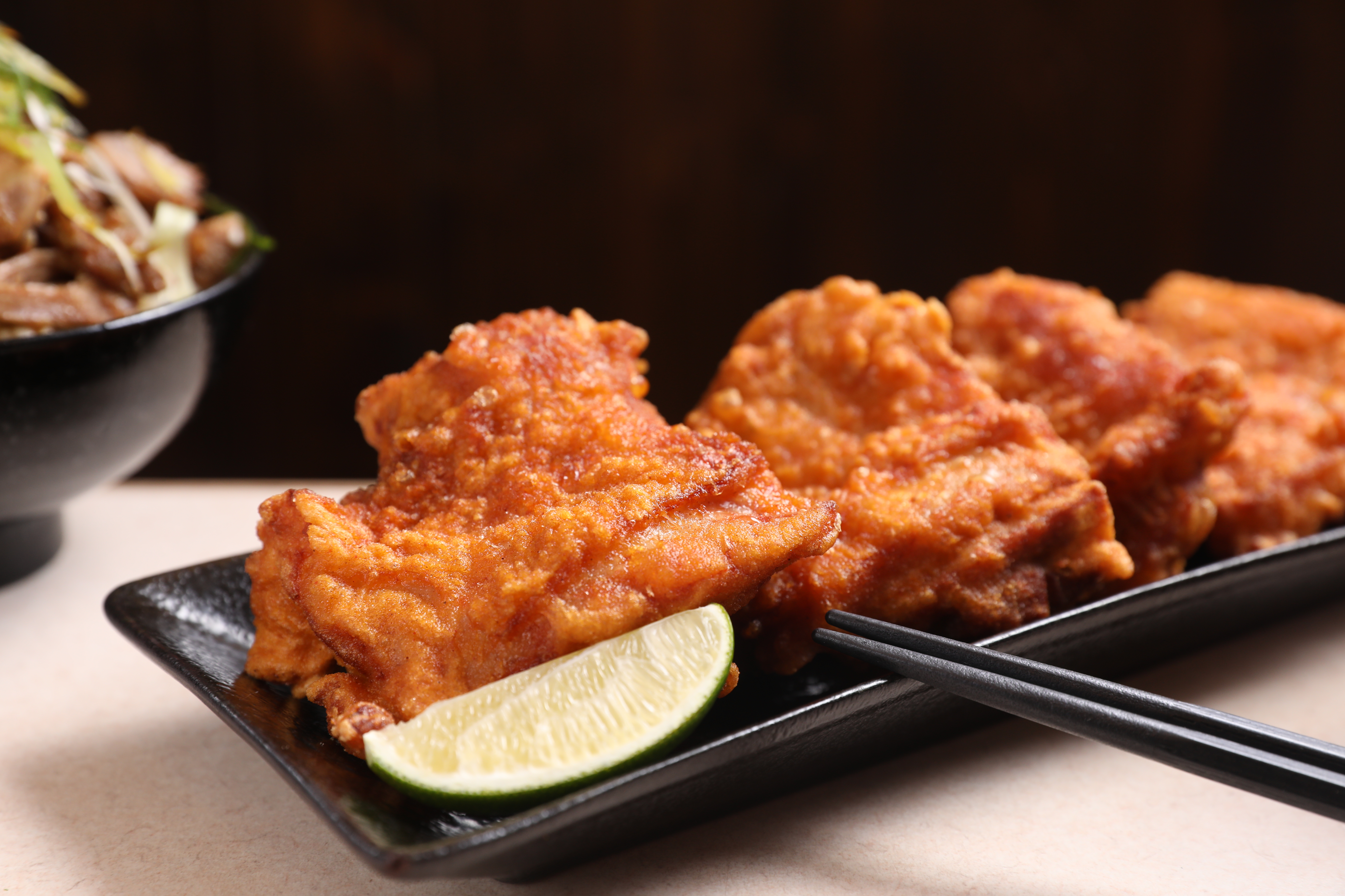 「大炸雞塊」的麵衣酥脆，雞肉鮮甜多汁，擠點檸檬汁更爽口。（160元／4塊）