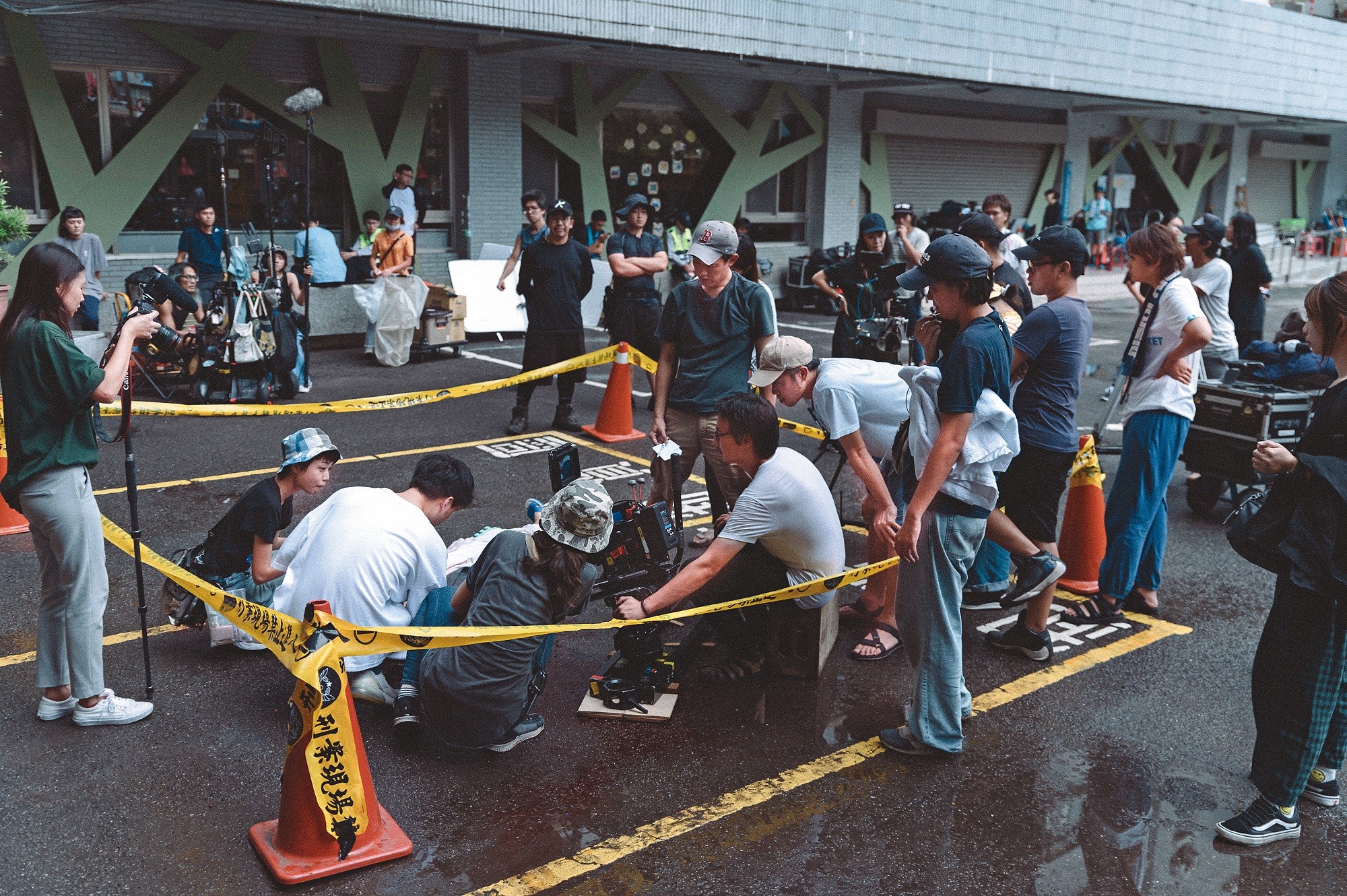 劇組陣容龐大，團隊靠工作人員專業與有機溝通產生凝聚力。（瀚草提供）