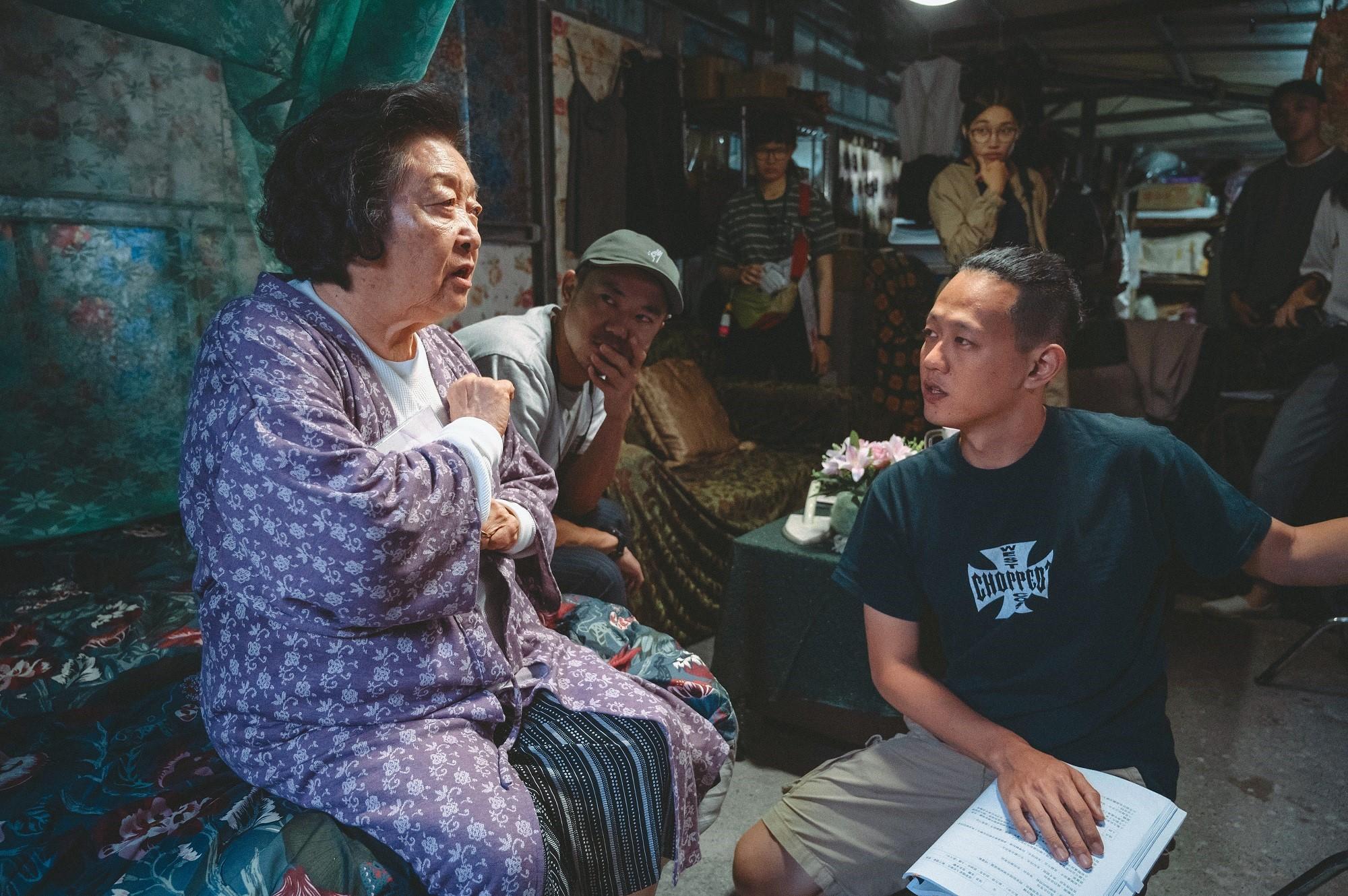 導演莊絢維(右)、陳冠仲(左2)聯手執導,拍攝過程中兩人不時和演員溝通,幫助梳理角色心理狀態。(瀚草提供)