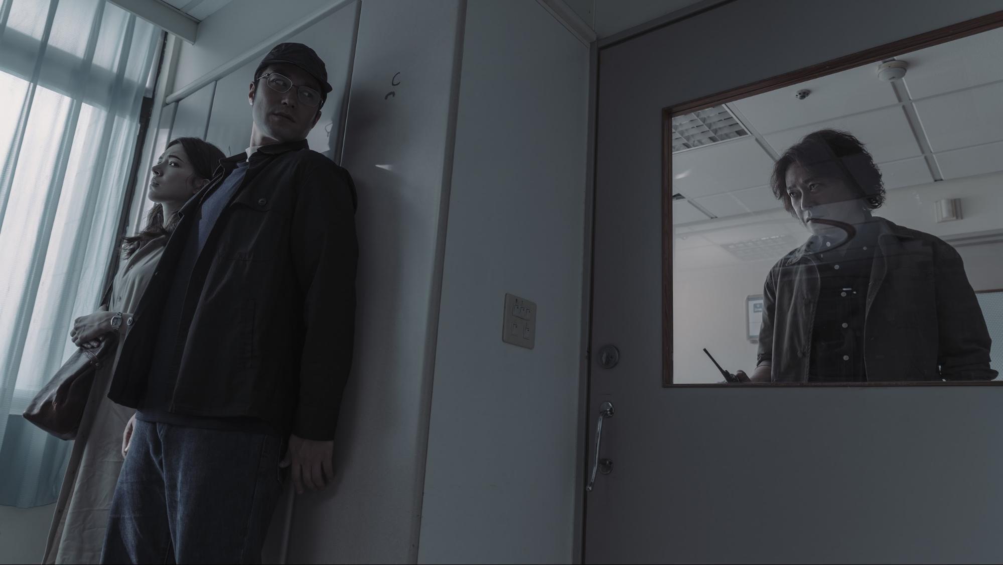 張孝全（左2）、許瑋甯（左1）飾演的鑑識官與社會記者，在《誰是被害者》私下合作聯手追凶。右為王識賢。（Netflix提供）
