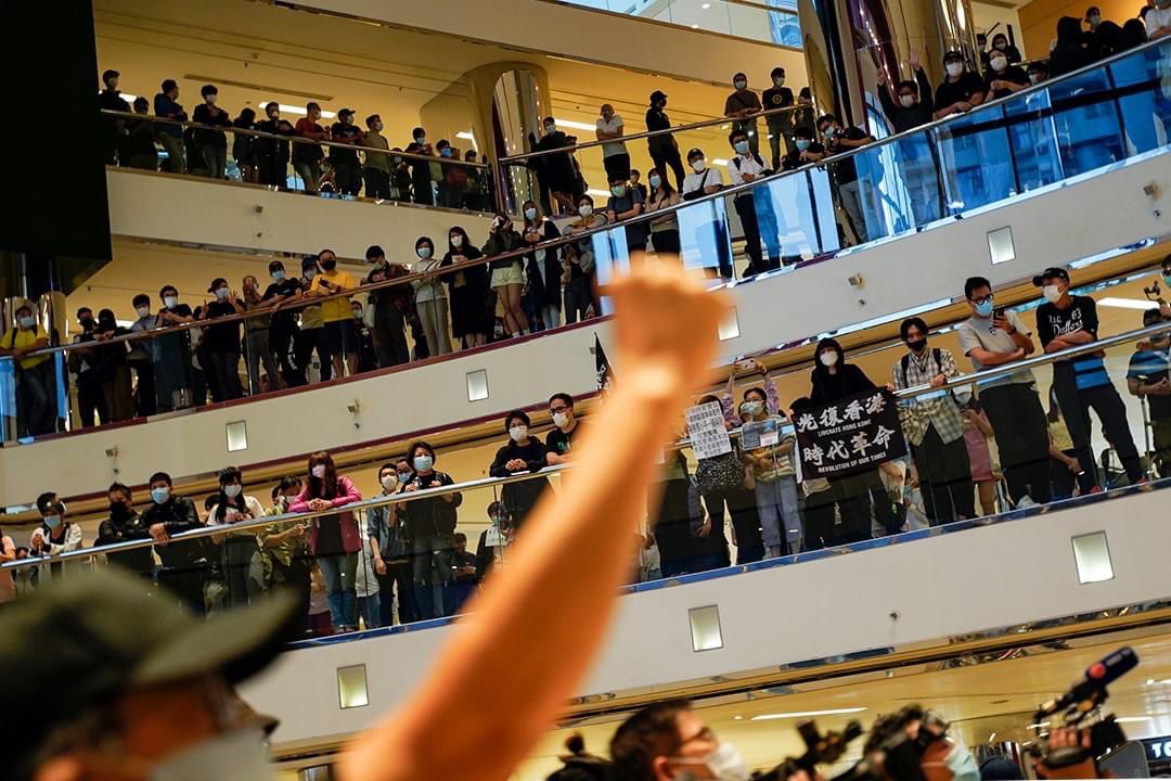 大批香港民眾聚集在太古城中心高歌，遭警方驅離。（翻攝自黃之鋒推特）