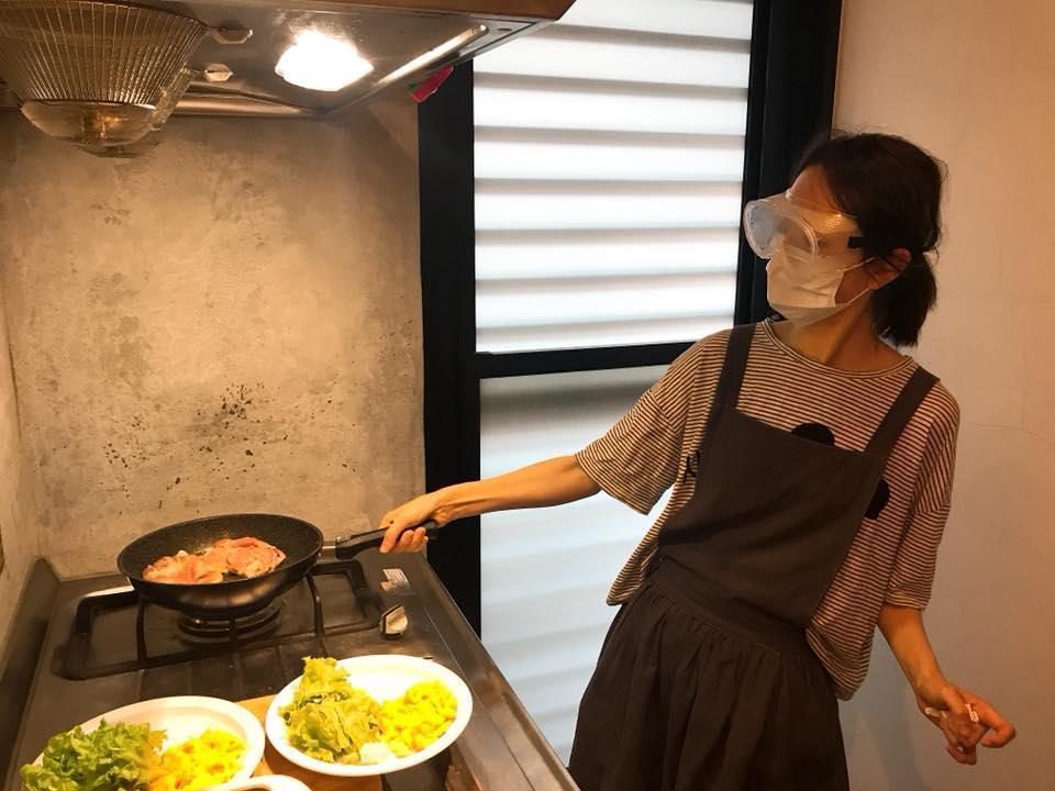 柯佳嬿戴護目鏡、口罩為坤達做早午餐,讓他又好笑又感動。(翻攝自坤達臉書)