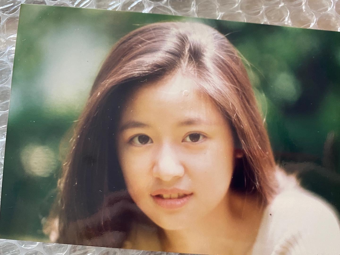 林心如16歲的嫩照頂著旁分髮型,臉上還帶有些許嬰兒肥。(翻攝自Ruby林心如臉書)