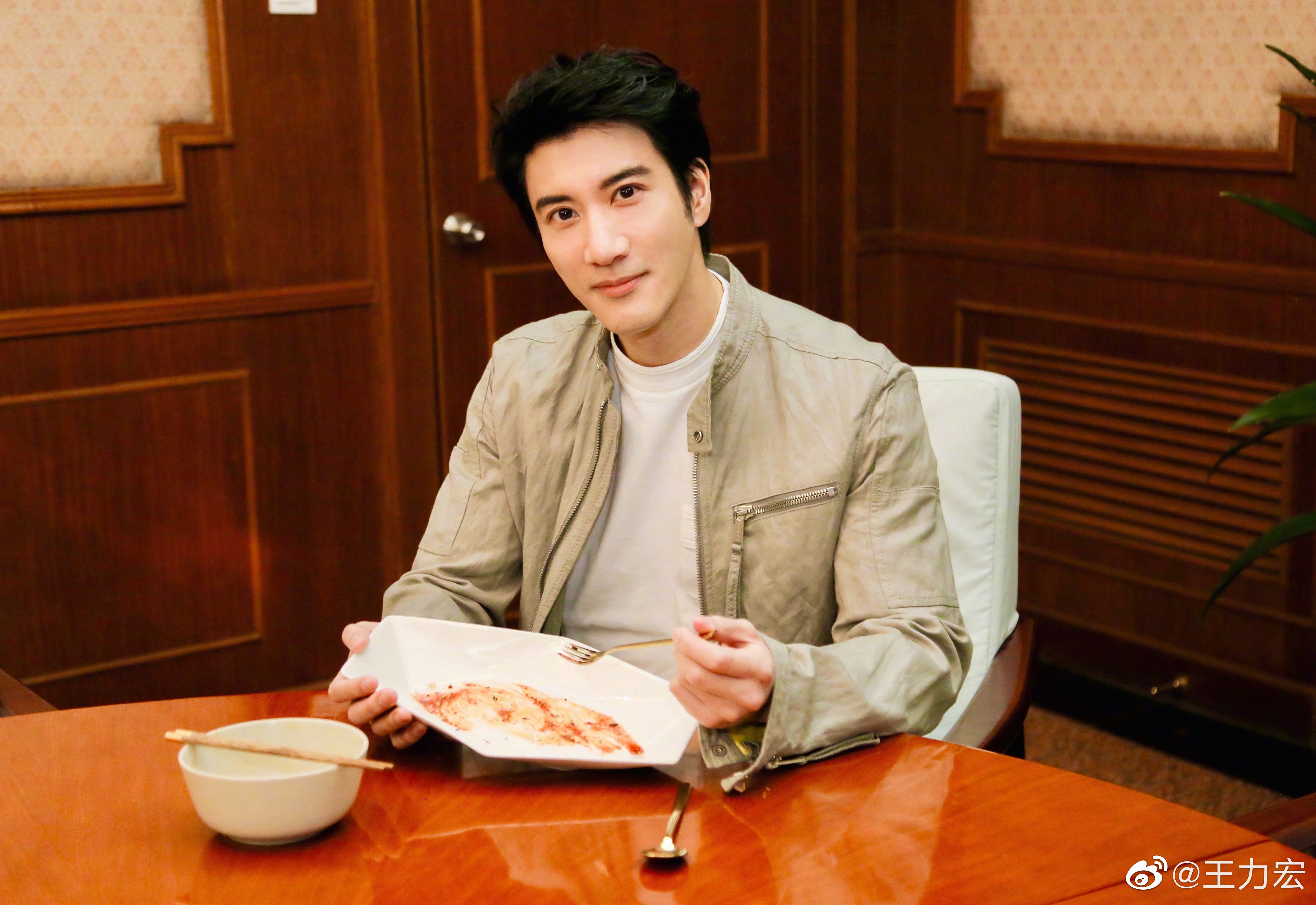 王力宏代言大陸知名礦泉水長達20年，雙方合作愉快，王力宏甚至沒漲酬勞，但新接班人上台，就以他年紀太大為由與他解約。（翻攝自王力宏微博）