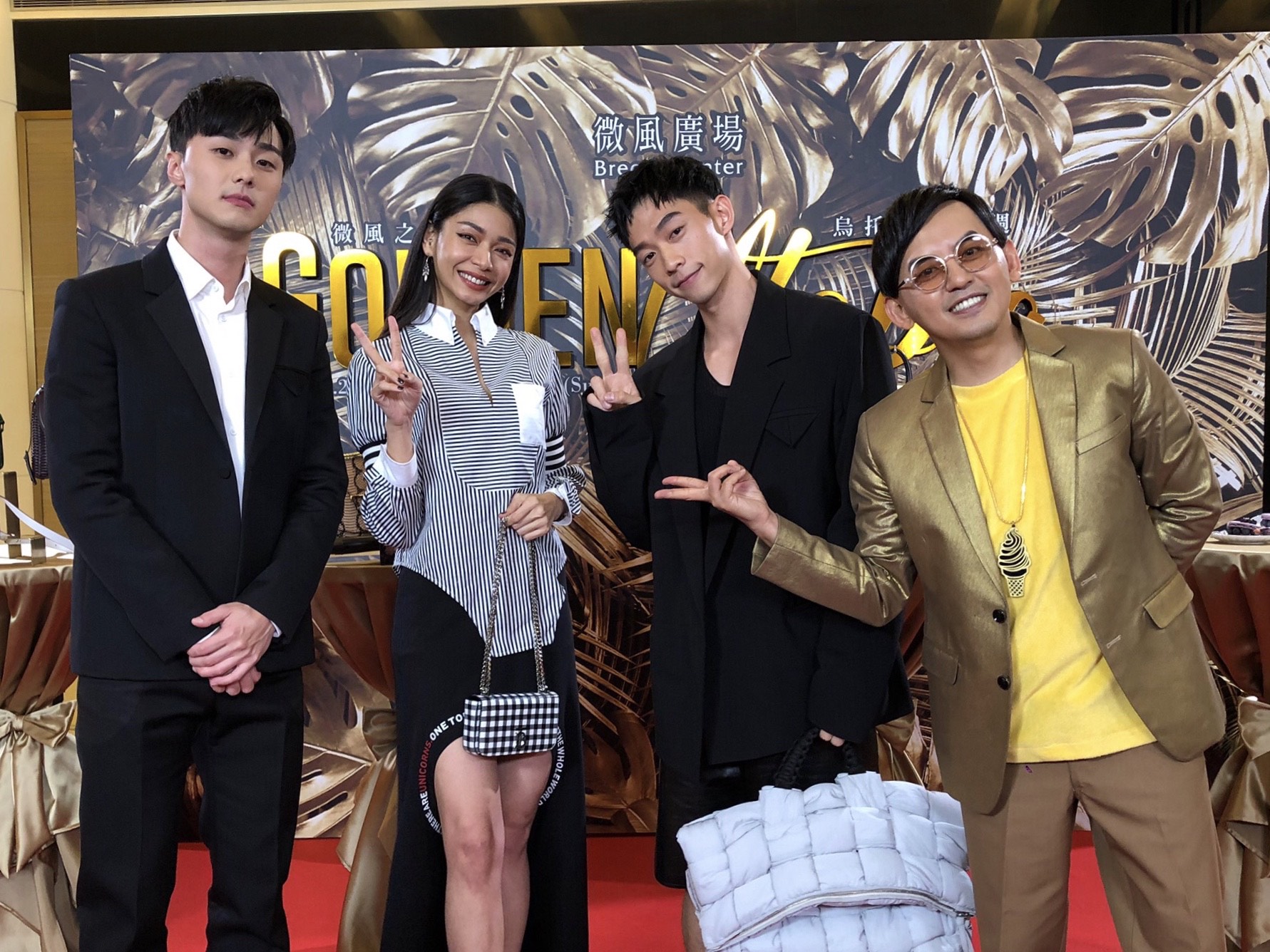 郭源元與施柏宇、王可元兩位雙帥的搭配，線上直播方式介紹館內活動及商品。（微風國際提供）