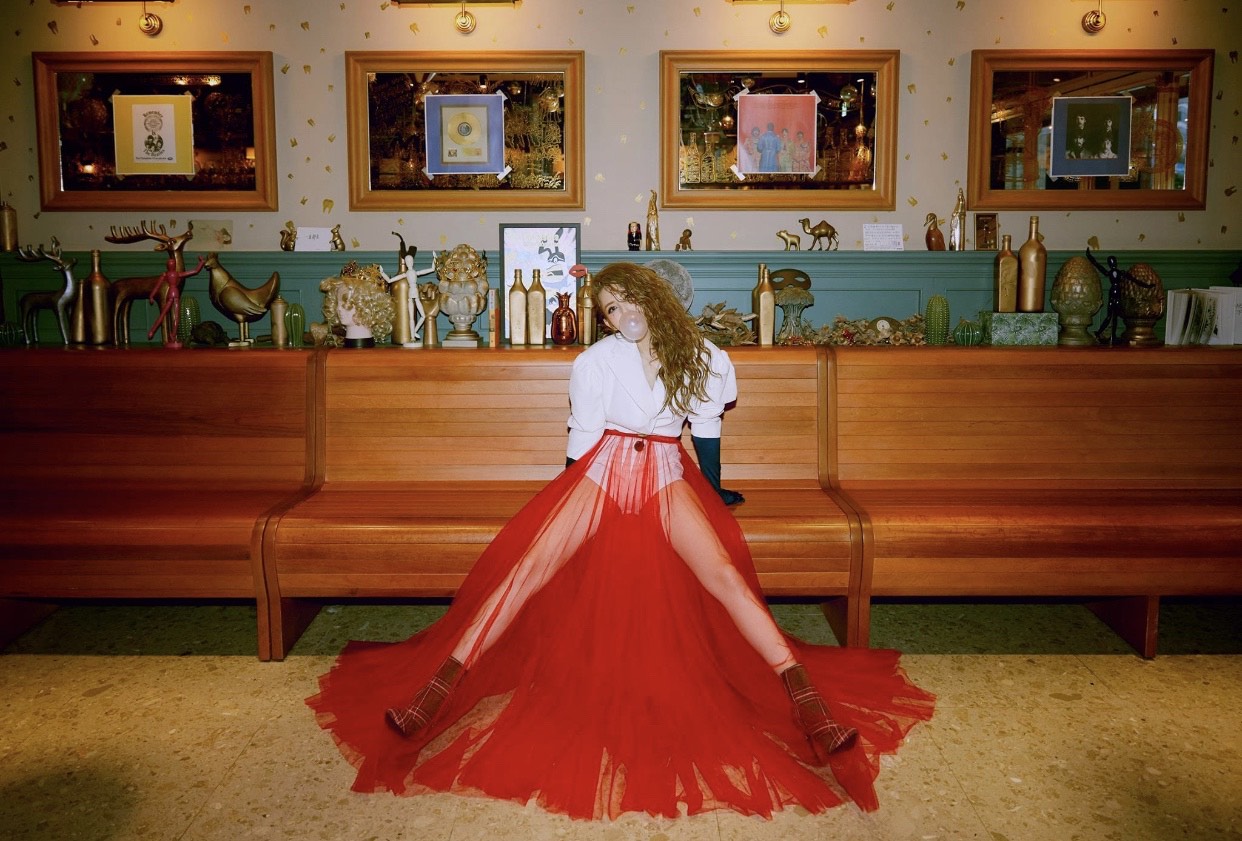 愷樂遭踢爆假面形象，不良形象遭廣告商撤換。（翻攝自愷樂臉書）