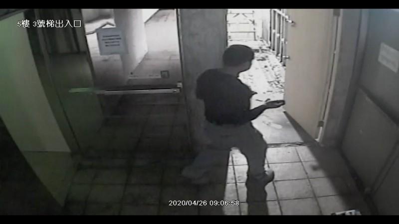 王姓工頭拿著疑似手機或機具的物品尋找插座充電。（翻攝畫面）
