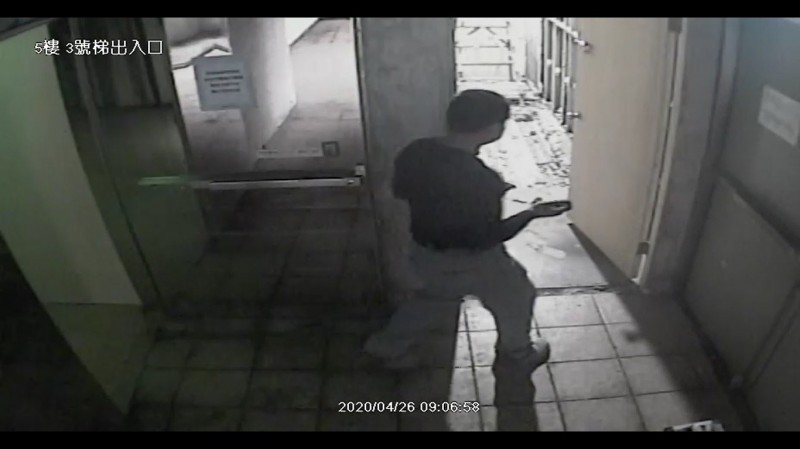 王姓工頭拿著疑似手機或機具的物品尋找插座充電。（翻攝畫面）