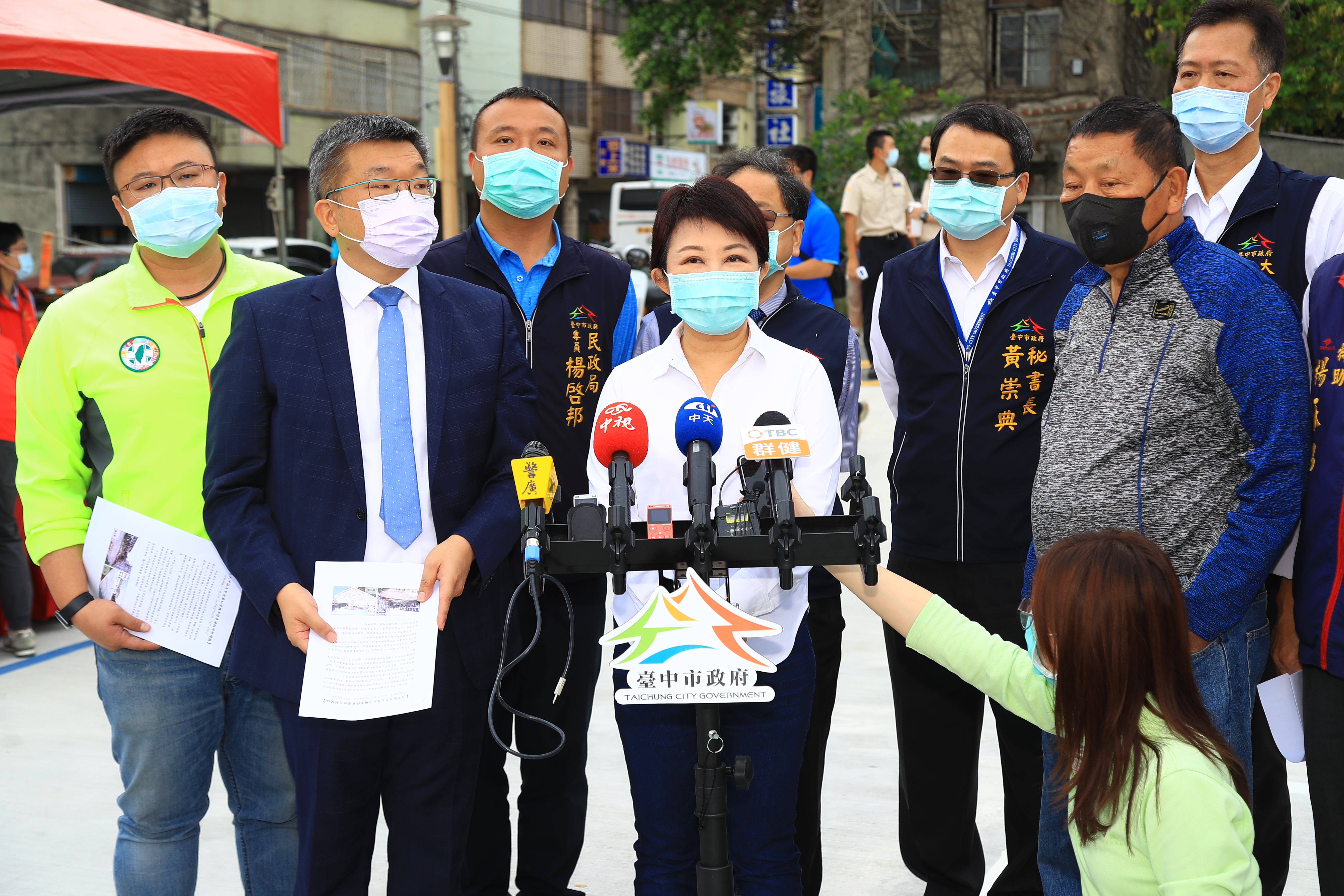 台中市長盧秀燕抽驗錢櫃KTV，當場勒令立即停止營業，她強調，公共安全市最重要的基本底線，要採最高標準，沒得商量。（台中市府提供）