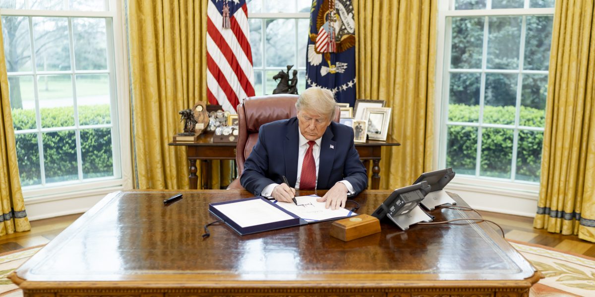 武漢肺炎疫情，讓美國總統川普大部分時間只能待在白宮，無法四處趴趴走參加造勢活動。（網路截圖：白宮網站）