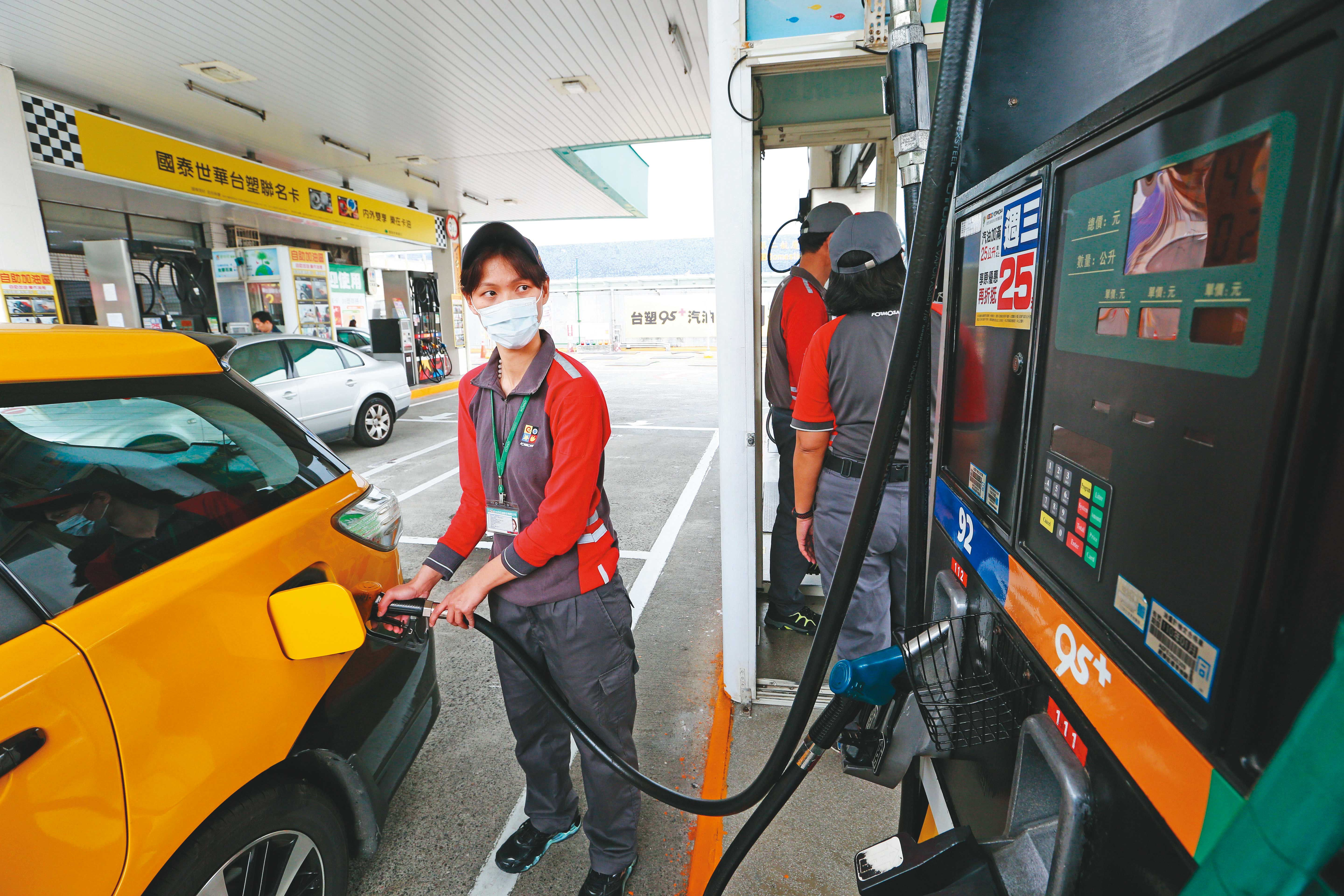 本週一起九五無鉛汽油每公升僅17.6元，創21年來新低。