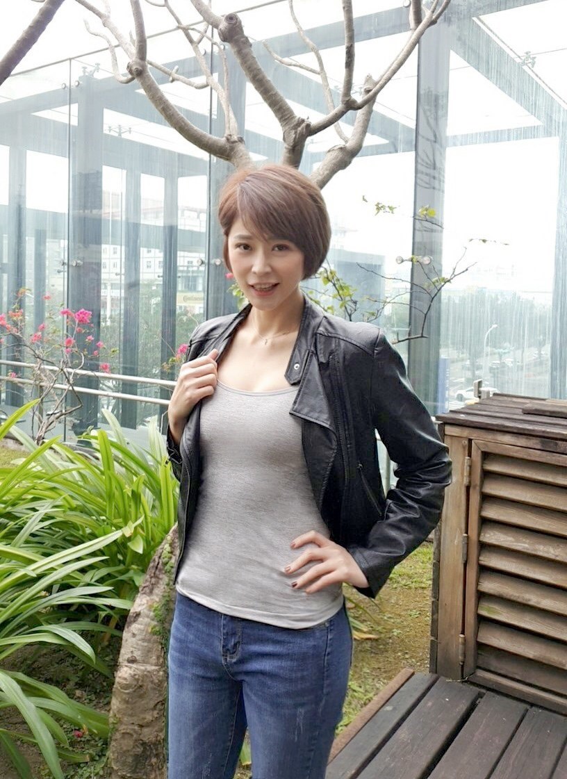 李燕日前體重飆到54.6公斤,靠懶人減肥法,減去8公斤,才又回到纖細身材。(翻攝自李燕臉書)