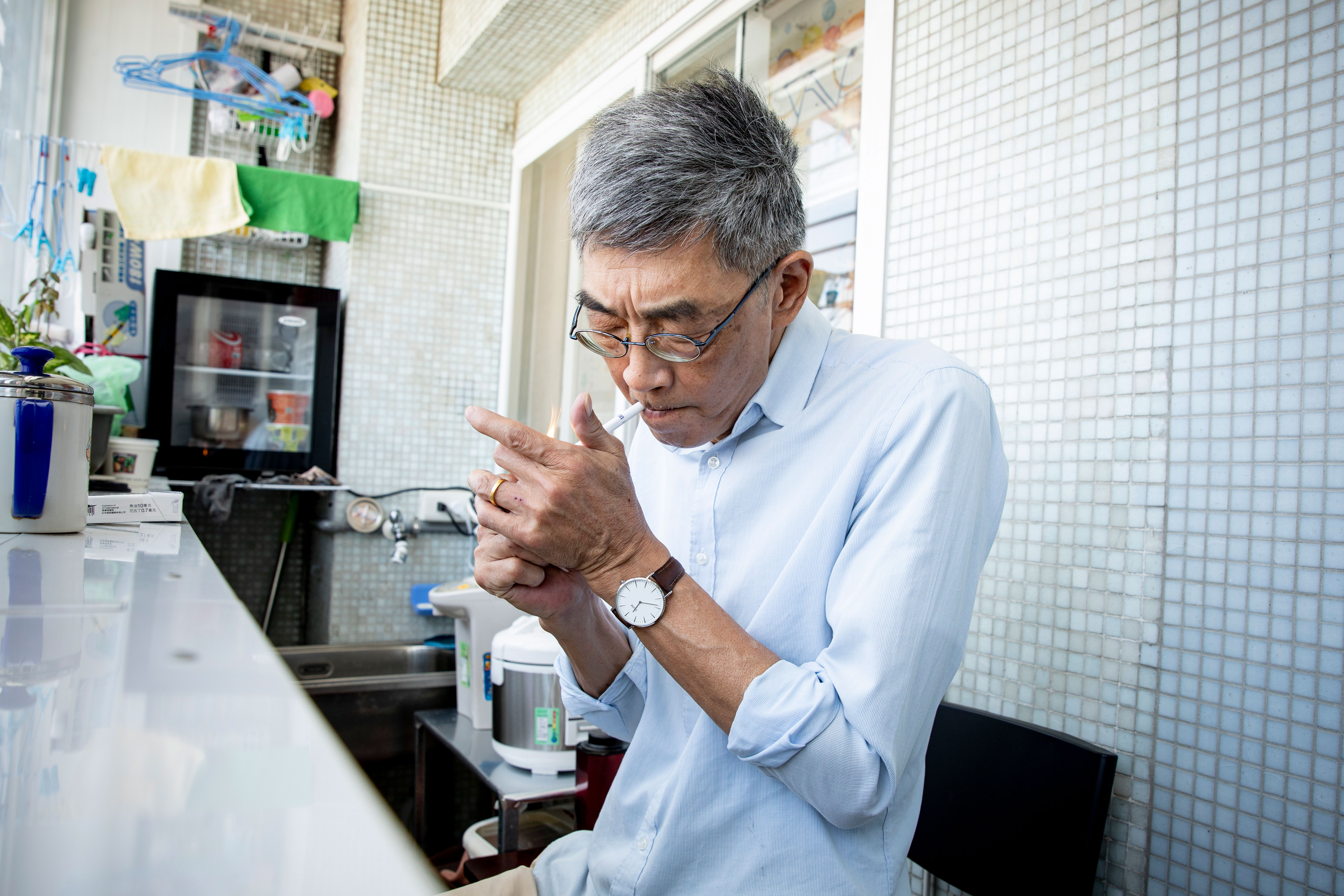 一天一包菸也許是林榮基最奢侈的花費。書店陽台就是他的小廚房和儲藏間，書佬的一日起居都在這裡，也常在此吞雲吐霧。