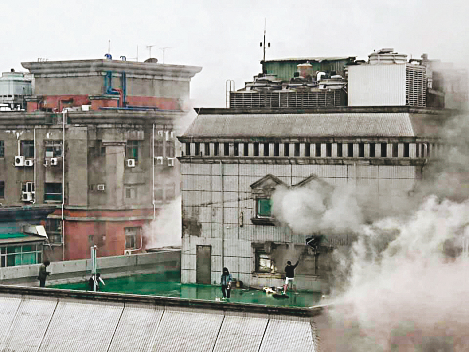 受困消費者相擁擠在包廂內，等待救援。（翻攝臉書）