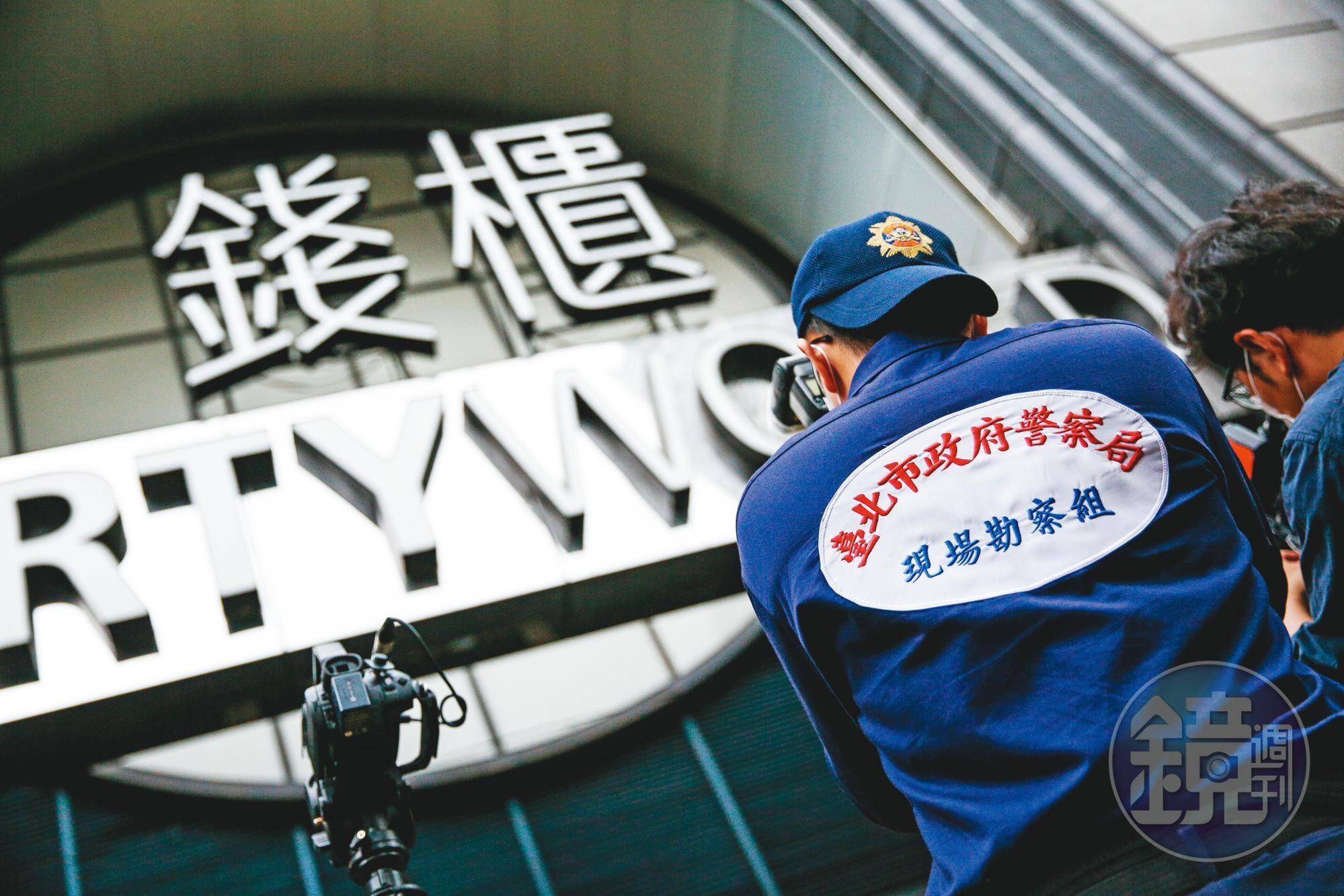警方27日重回火災現場,展開細部調查。