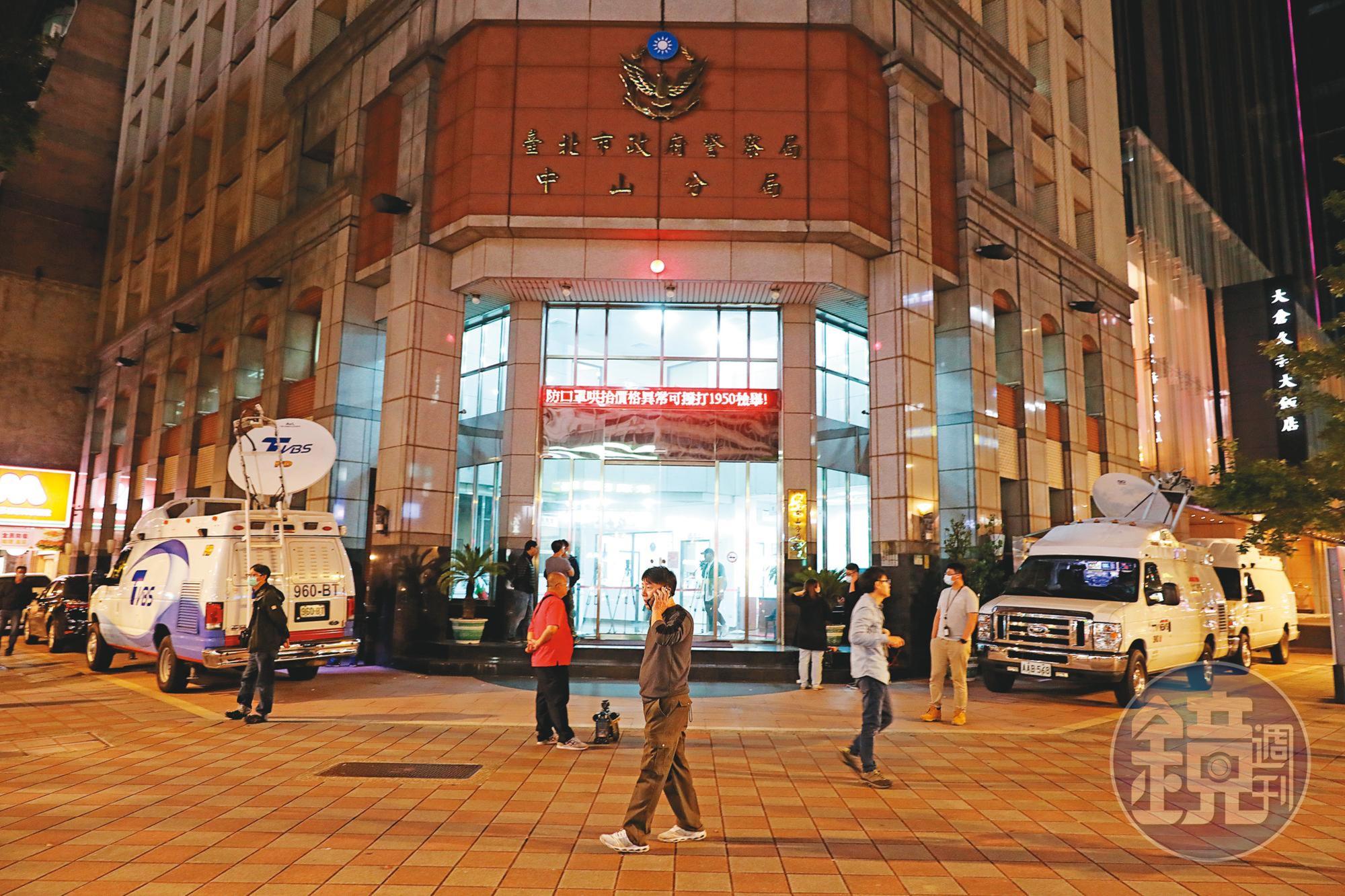 檢警為追查火災原因,26日漏夜在中山警分局對業者進行偵訊。