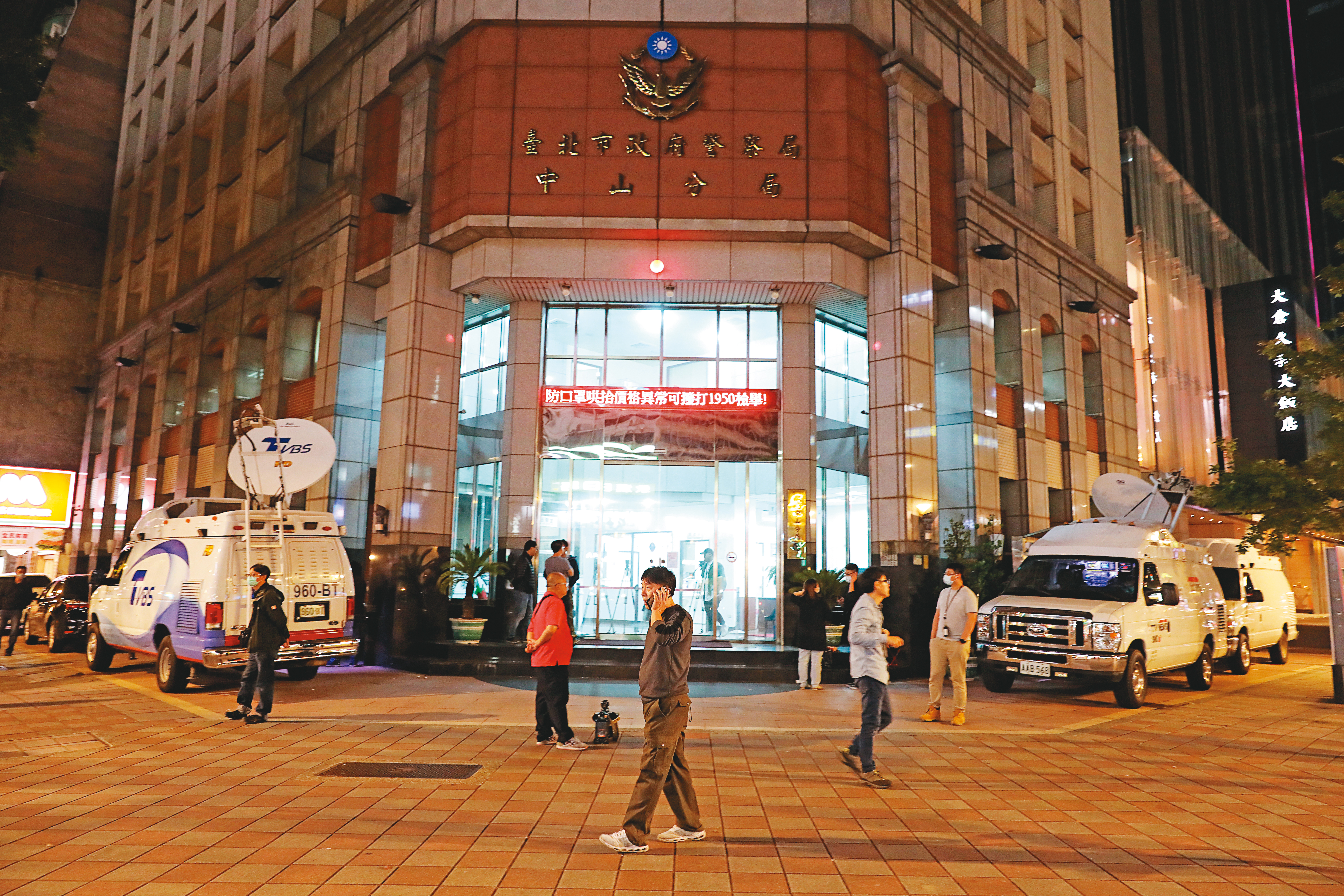 檢警為追查火災原因，26日漏夜在中山警分局對業者進行偵訊。
