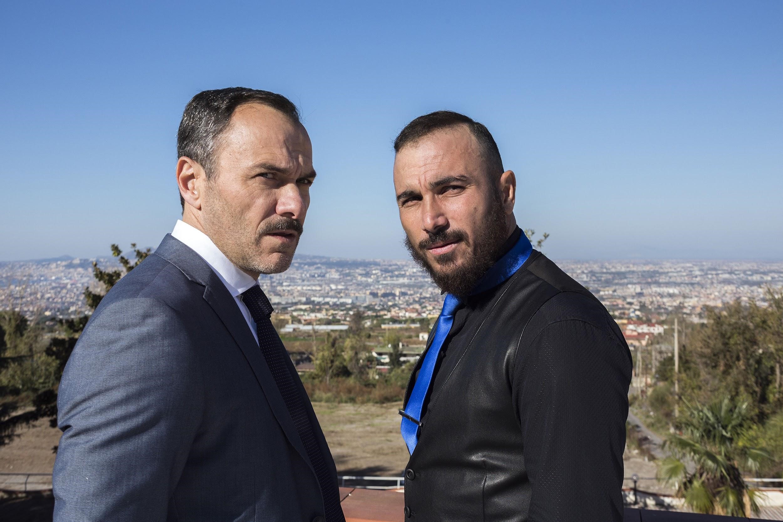 義大利國寶級舞台劇改編電影《聽教父的話》，講述地下市長（右）主持正義的現代寓言，本片也入圍威尼斯影展角逐金獅獎。（東昊提供）