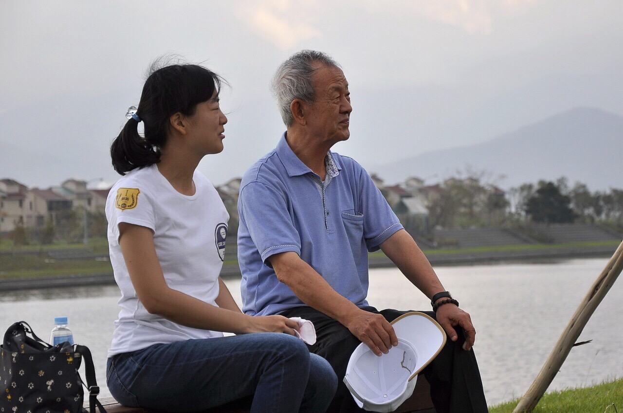 面對此次疫情風暴，蔡佩君（左）祭出鐵腕政策，但力拚工作的她也讓老爸蔡其瑞（右）相當擔心她的婚事。（本刊資料照）