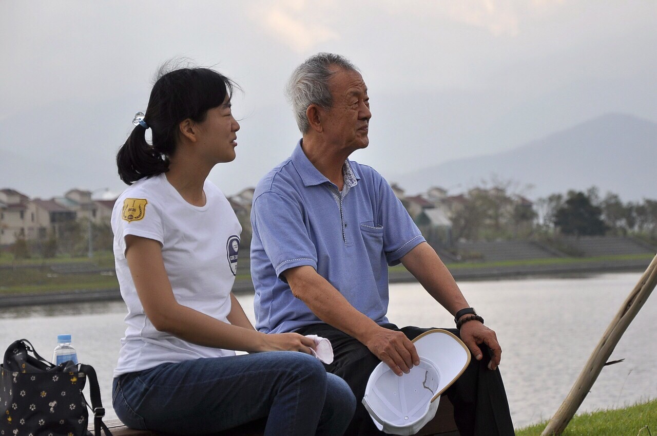 面對此次疫情風暴，蔡佩君（左）祭出鐵腕政策，但力拚工作的她也讓老爸蔡其瑞（右）相當擔心她的婚事。（本刊資料照）