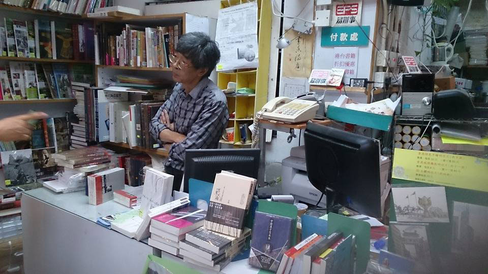 舊時的銅鑼灣書店常有陸客蒞臨買書，林榮基常被委託代為挑書，他說當時與客人交流書籍優缺點，常常一談就是半小時起跳。（翻攝林榮基臉書）