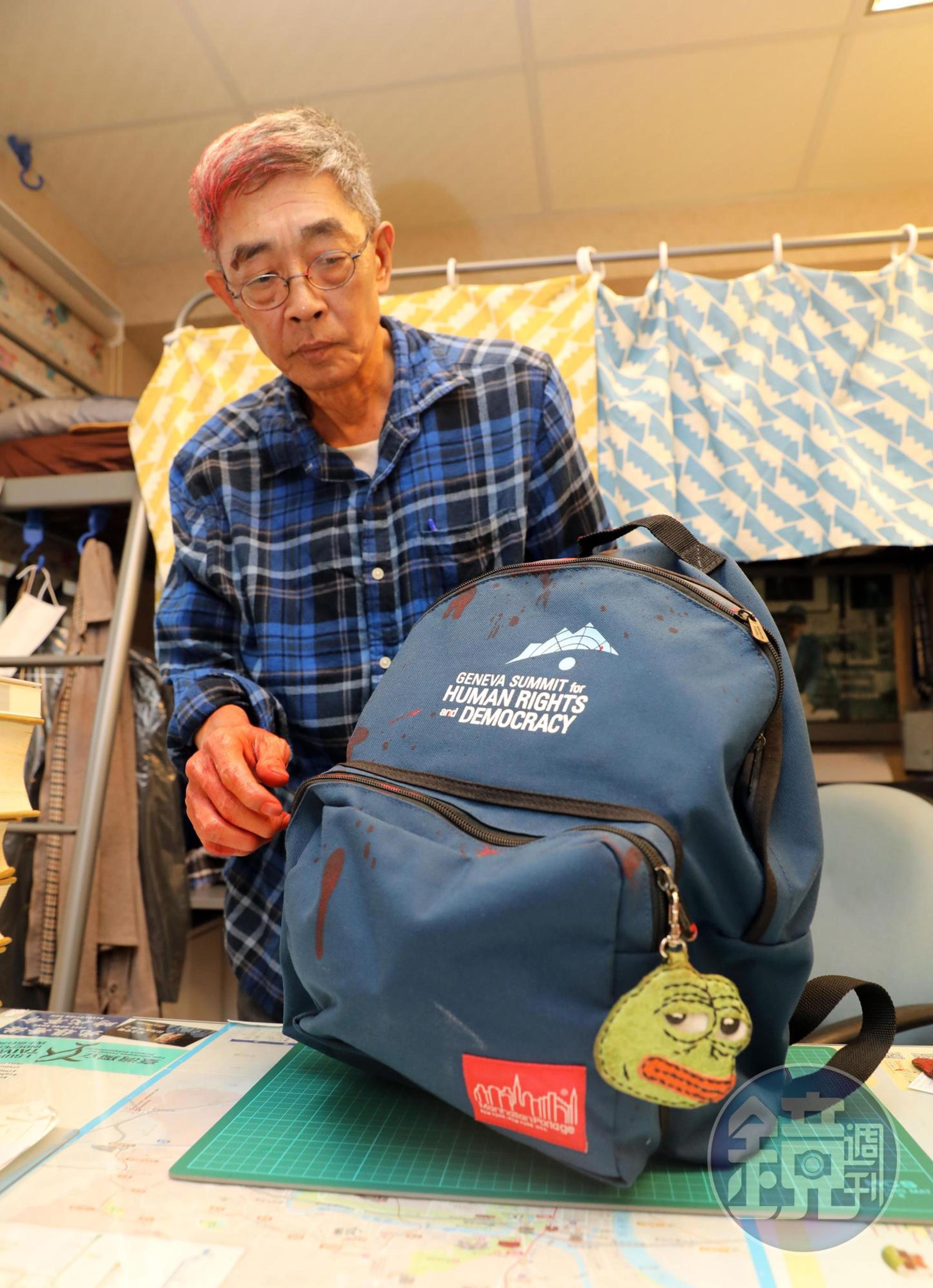 賣書佬的書包上有只搖頭晃腦的「pepe蛙」,那是一名年過7旬的香港婆婆親手縫製的。