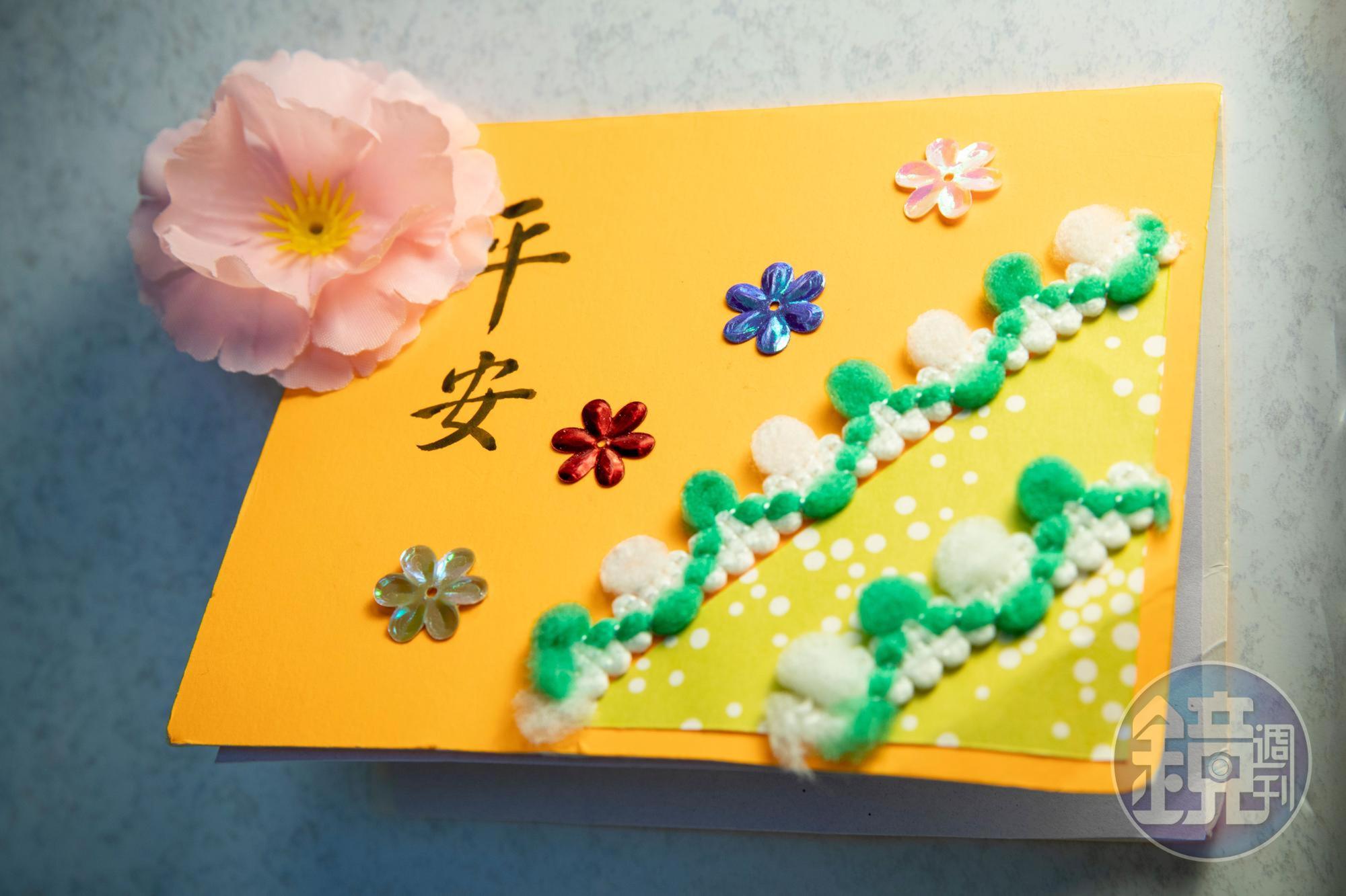 書店牆上貼著平安卡,打開是一段約翰福音:「我留下平安給你們,我將我的平安賜給你們,我所賜的,不像世人所賜的,你們心裡不要憂愁,也不要膽怯。」