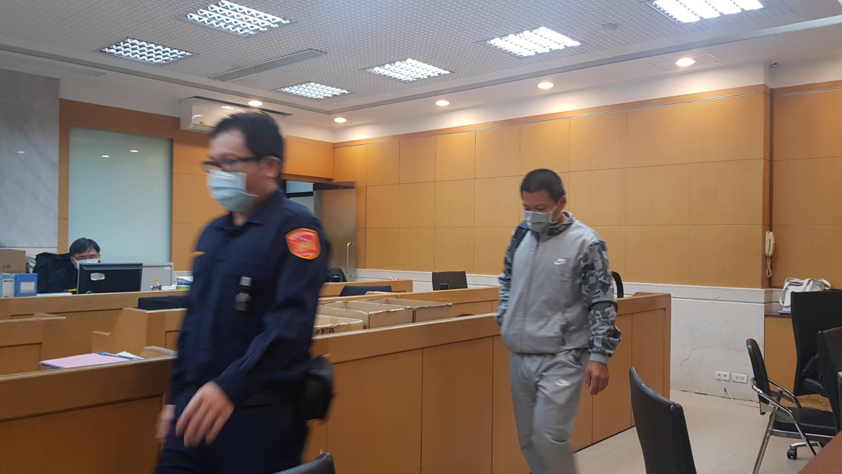 王姓工頭訊後被檢方依過失致死罪,以10萬元交保,他離開北檢時,對案情並未表示意見。