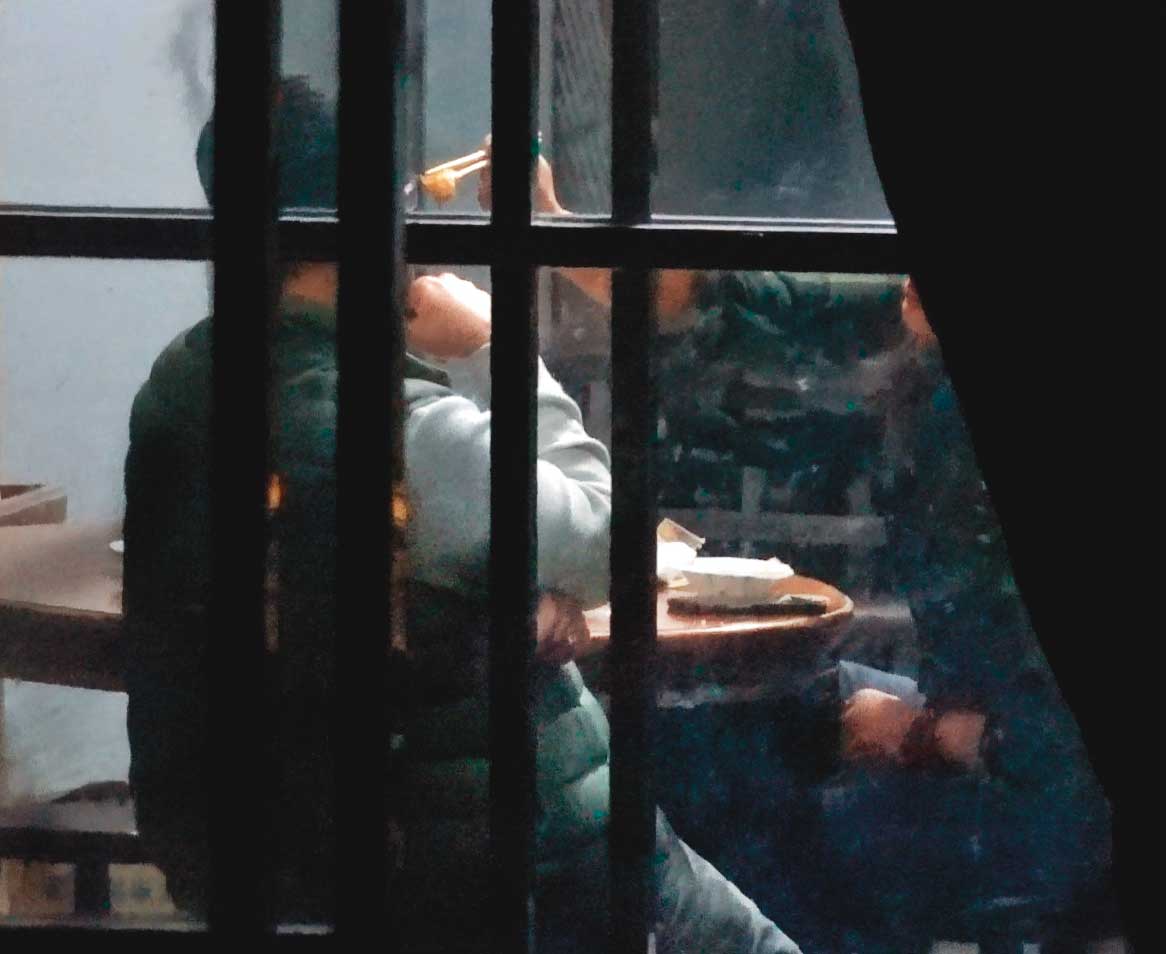 本刊4天3度直擊董德堉和凌婉真互動親密猶如熱戀中情侶。