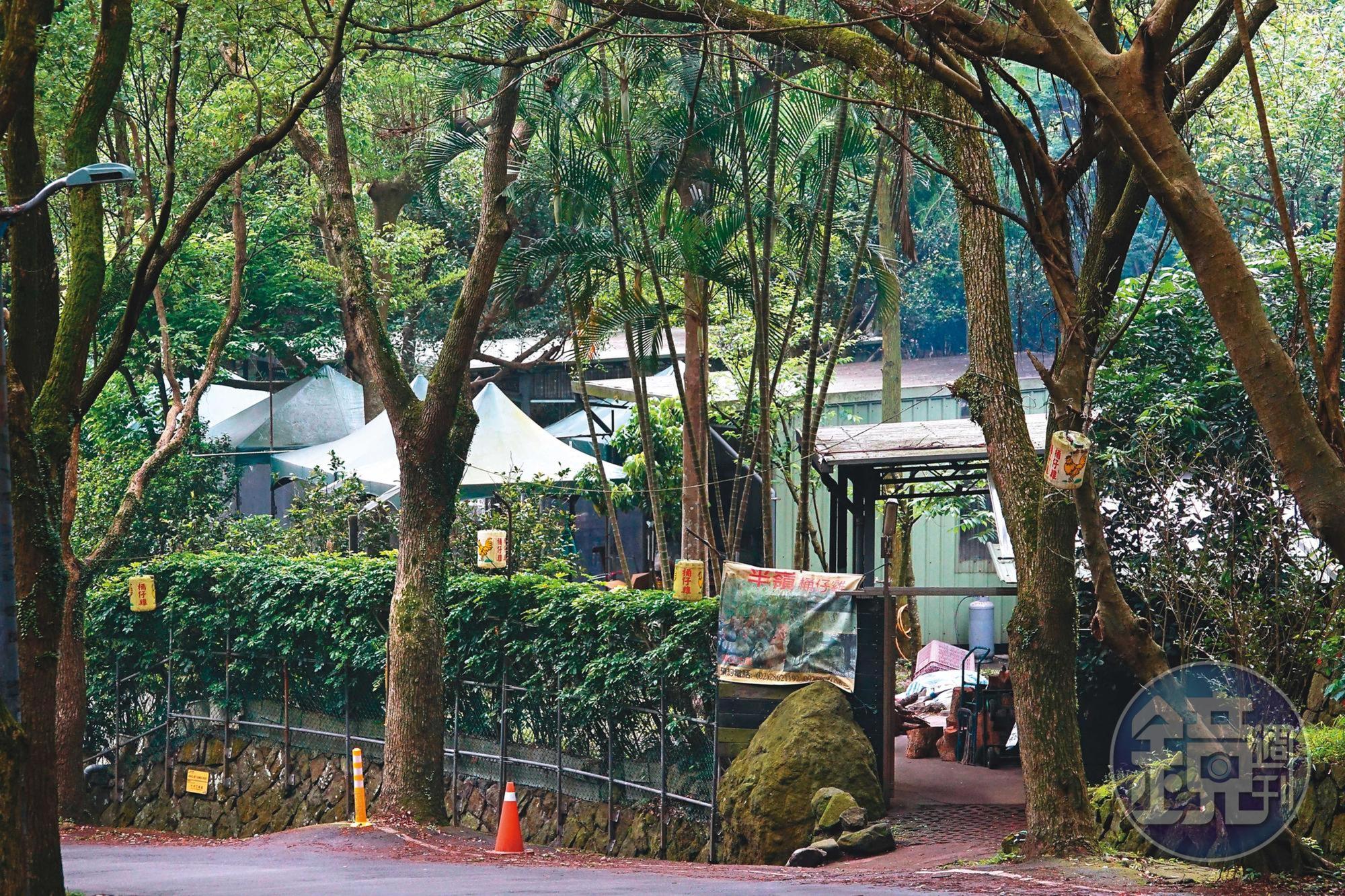董、凌用餐的桶仔雞餐廳位於紗帽路,環境清幽。