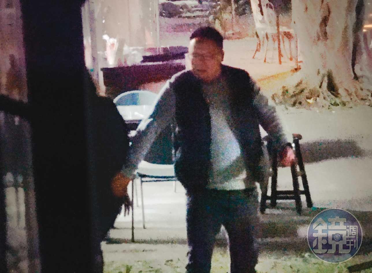 董(右)與凌(左)擦肩而過時,拍了凌的屁股,雙方互動十分親密。