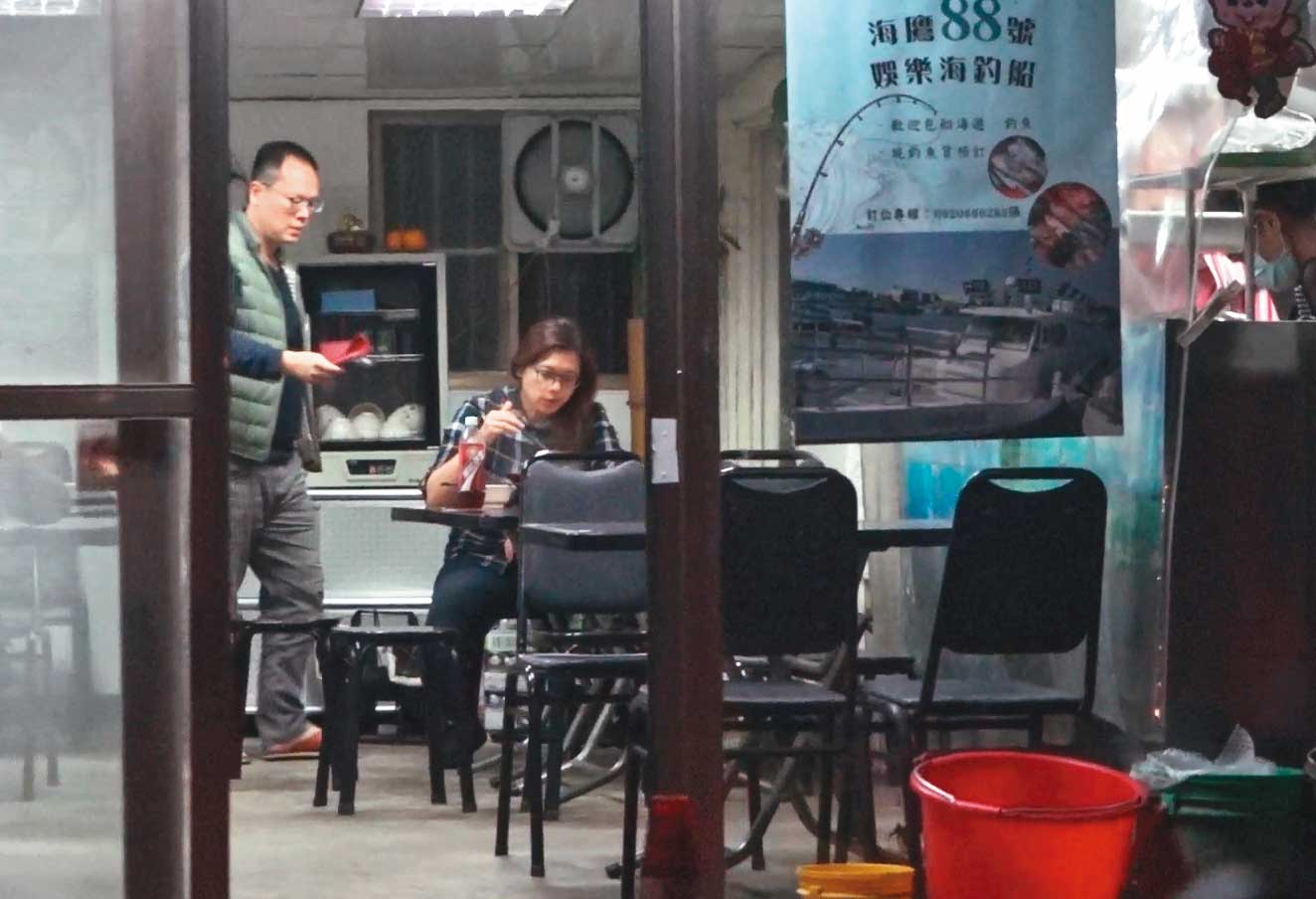 2020/04/16 19：34，董（左）、凌（右）前往烏來泡湯前，先在一家越南小吃店用餐。