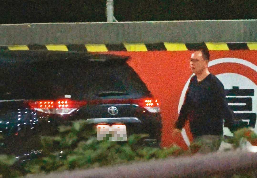 2020/04/17 19:47,董德堉(圖)載凌回台中,路經加油站,董下車上廁所。