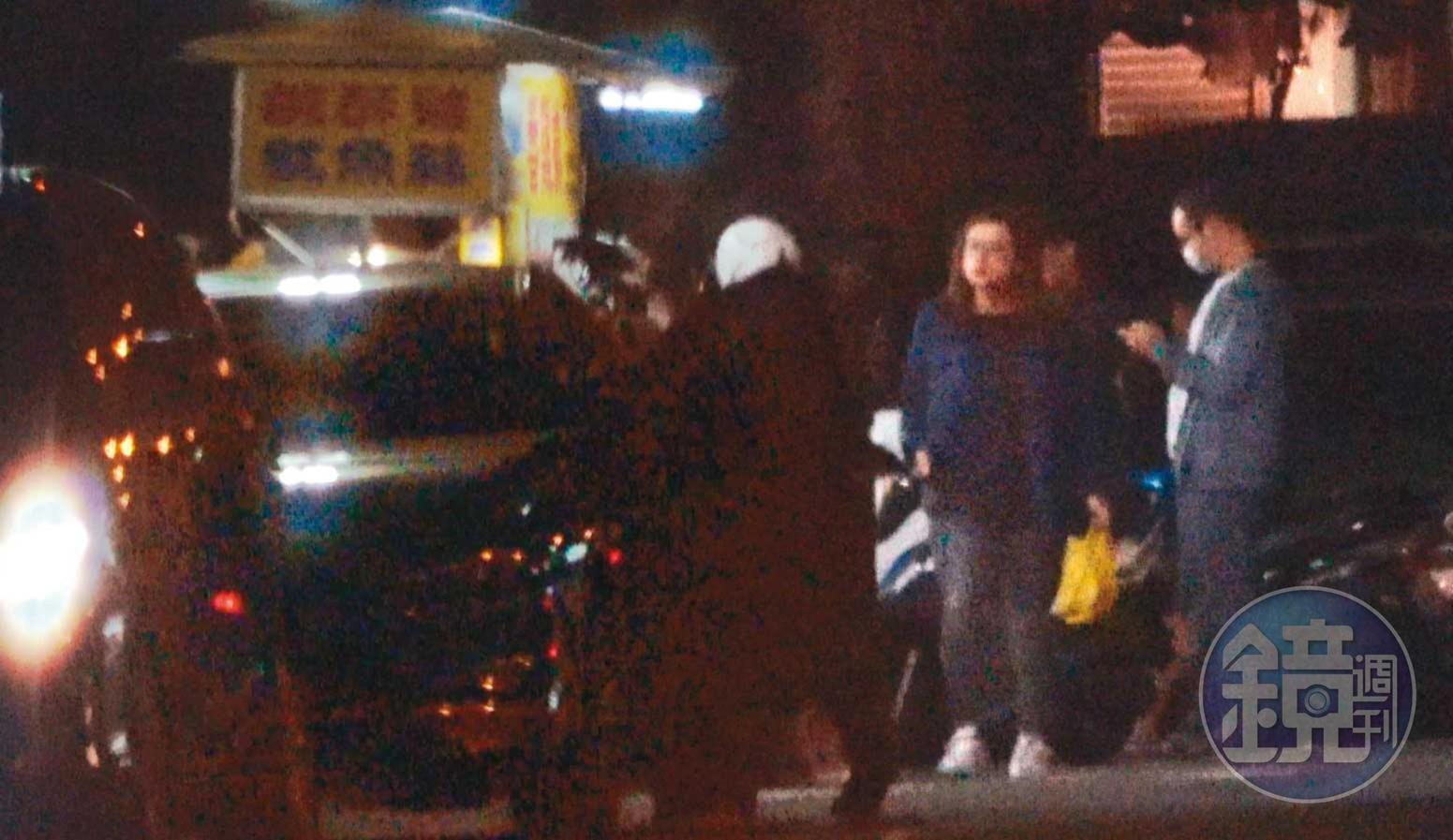 2020/04/17 22:09,抵達台中後,董開車停在路邊攤前,凌買完消夜後上車。