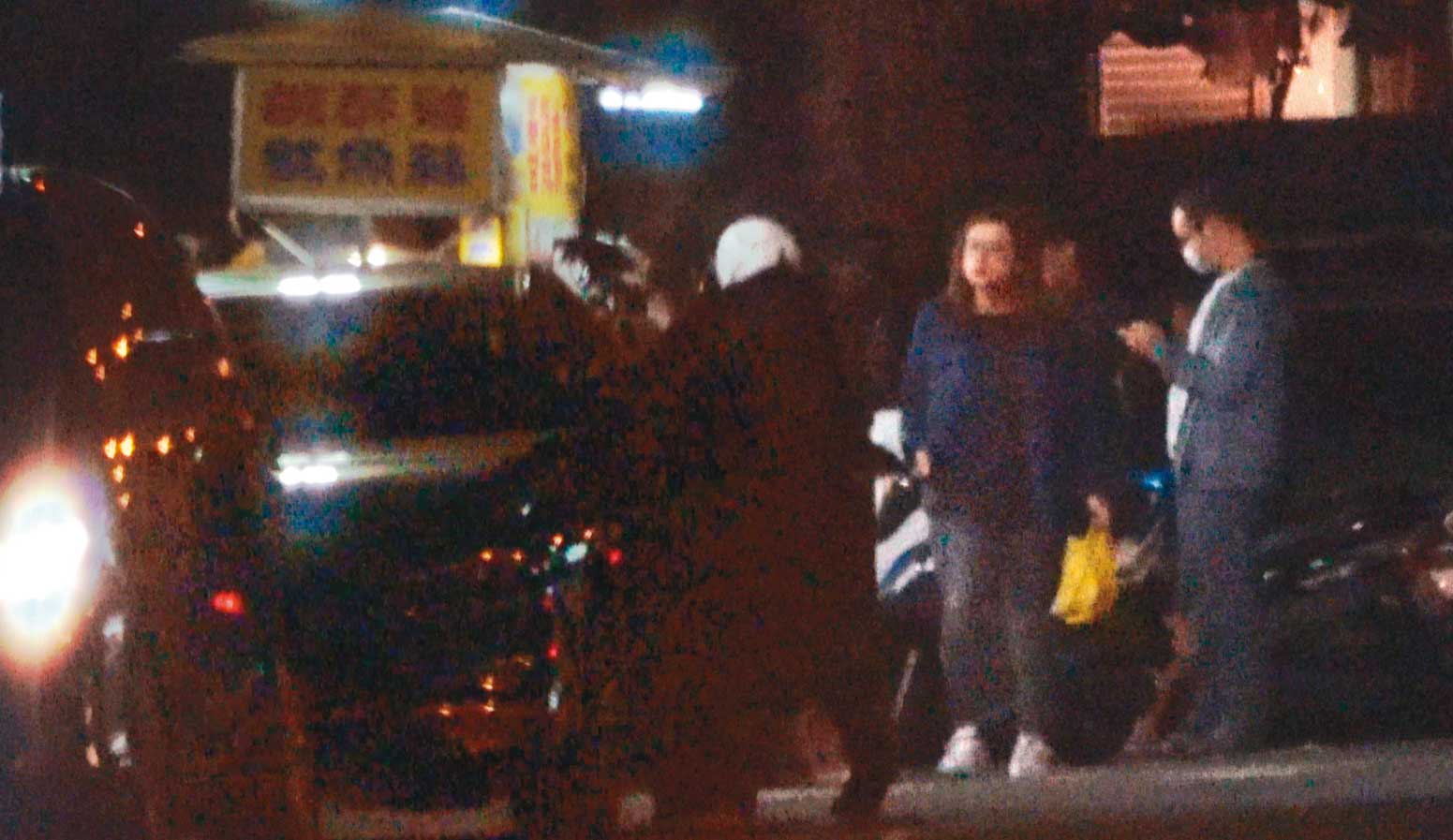 2020/04/17 22:09,抵達台中後,董開車停在路邊攤前,凌買完消夜後上車。