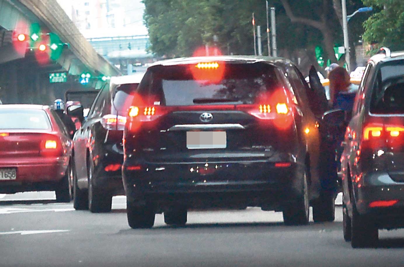 2020/04/14 17：44，董在捷運中山國中站接到凌（右側開車門者）後，開車前往陽明山用餐。