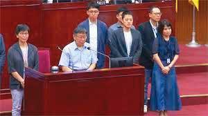 董德堉是柯P的網軍頭，還曾與柯文哲一起上台備詢。（翻攝民視新聞）