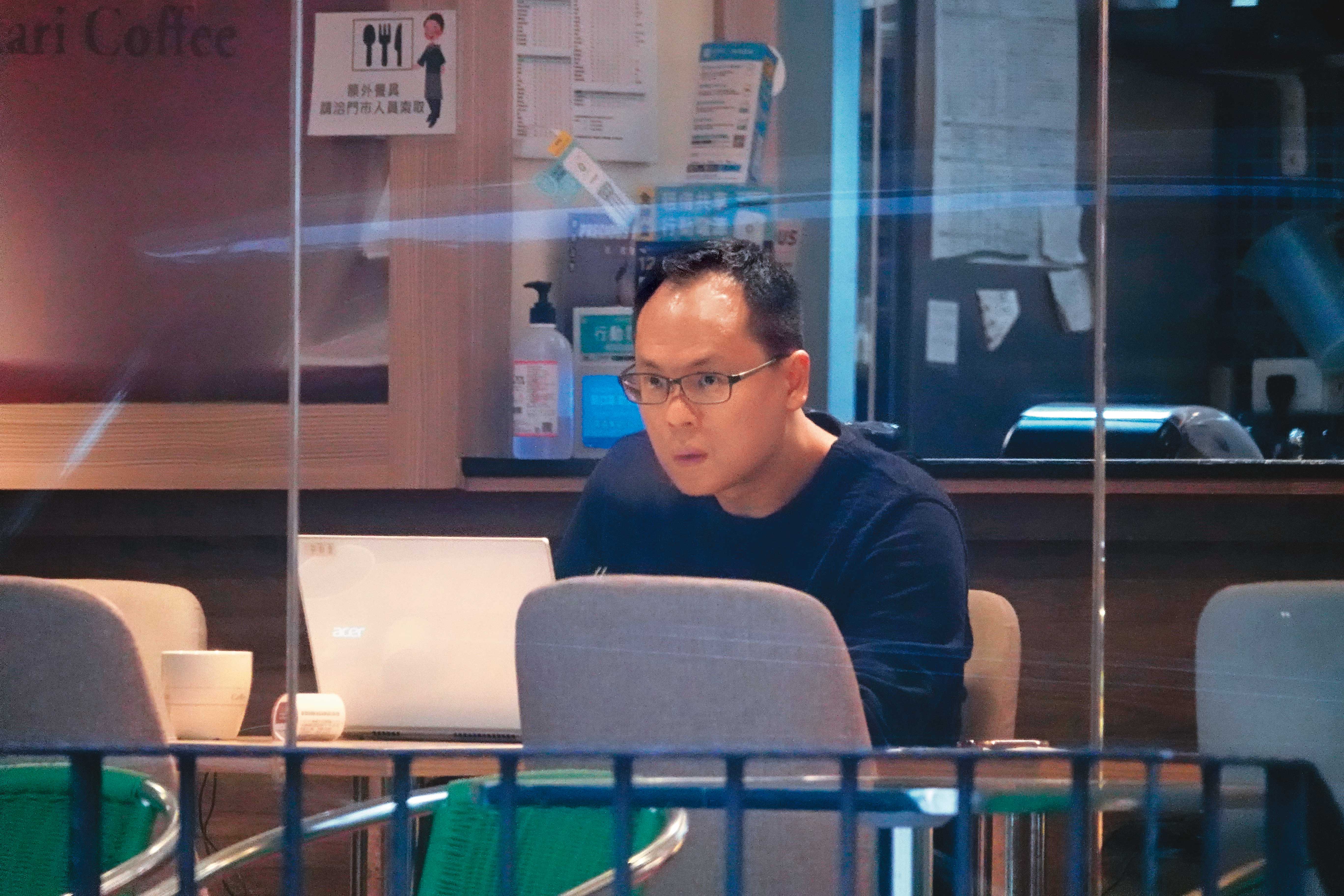 董德堉(圖)在台北市政府附近的咖啡廳打筆電,順便等凌下班。