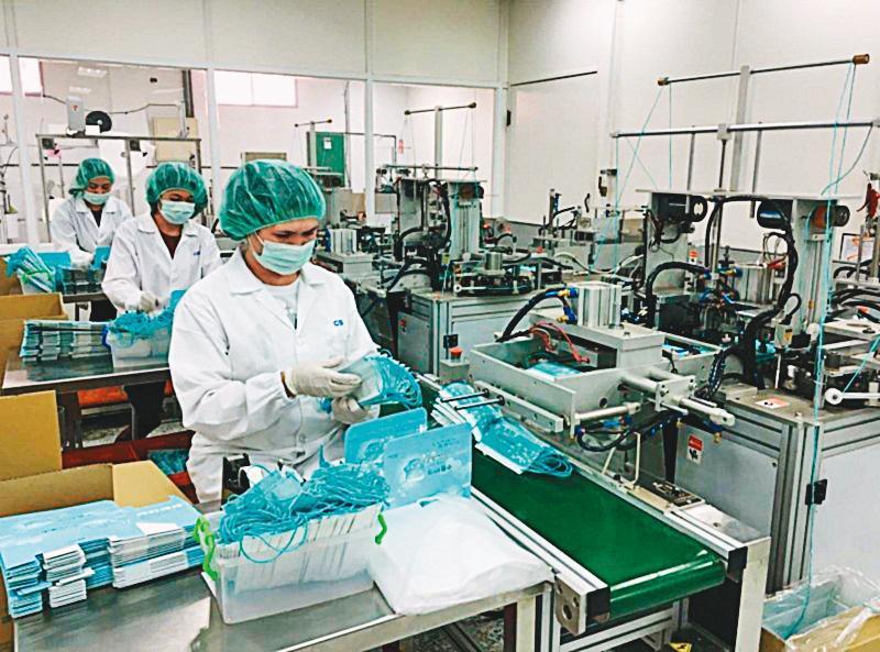 中衛是國內知名口罩大廠,曾與藝人謝金燕合作推出口罩歌曲,引領時尚風潮,加入國家隊後,每天可生產90萬片口罩,共同守護國人健康。(中衛提供)
