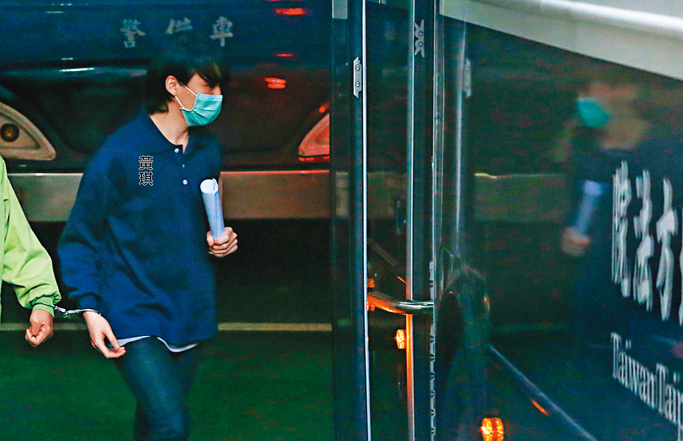 「騙扁小子」黃琪越騙越大！10年來，他除了替前總統陳水扁以塔羅牌算命，近來更涉嫌假裝成台大名醫，四處行騙。圖為黃琪之前涉案收押畫面。