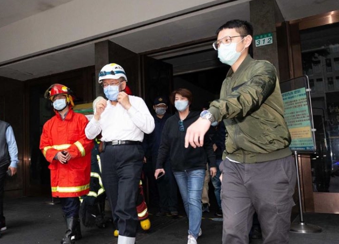 北市長柯文哲、副市長黃珊珊、副發言人戴于文前往錢櫃火警現場。（翻攝自戴于文臉書）