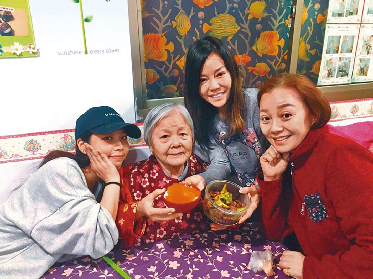 狄鶯（右2）85歲的媽媽（左2）腦出血、中風，目前在醫院插著鼻胃管，已認不得人。（翻攝自狄鶯臉書）