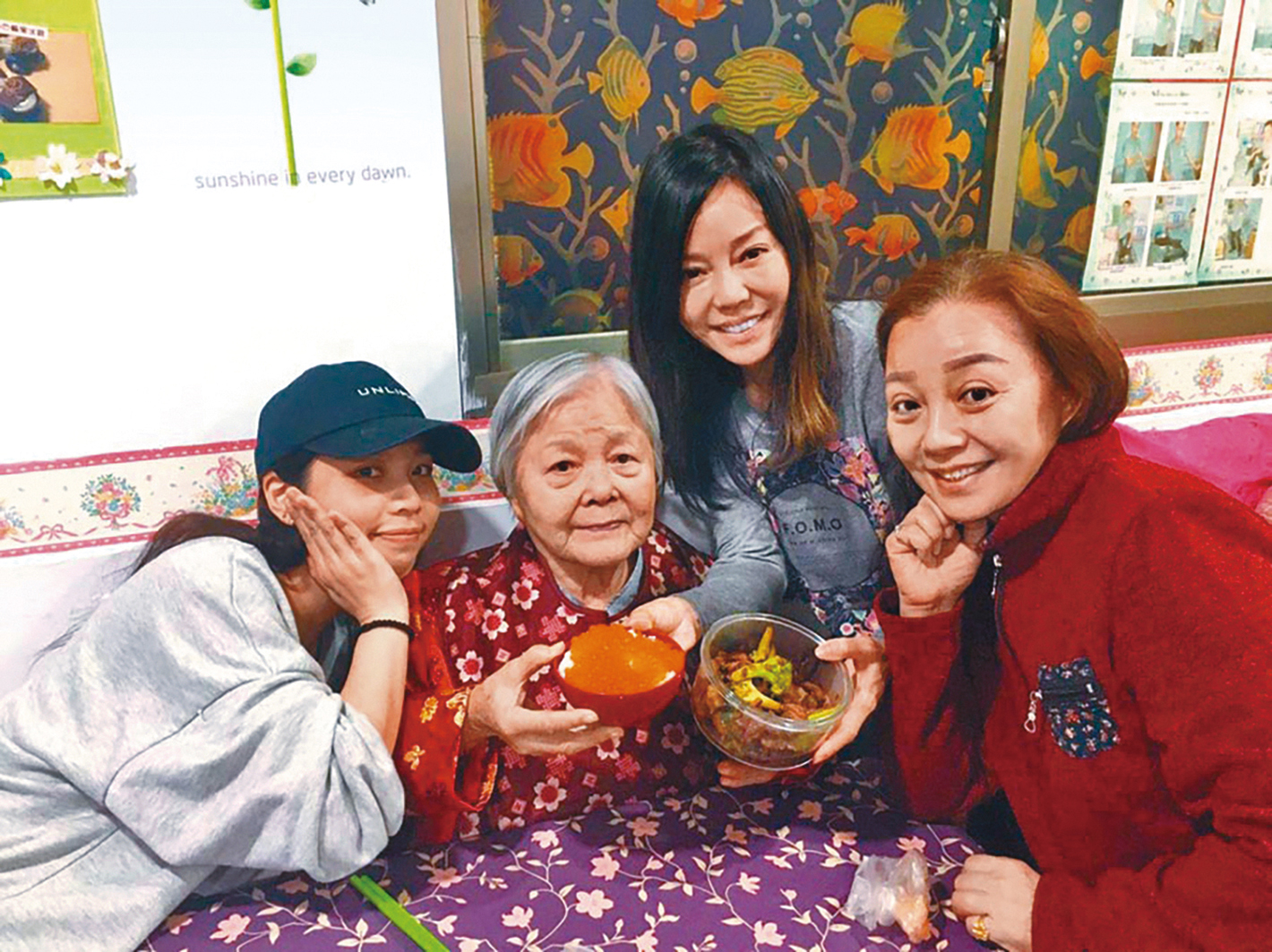 狄鶯（右2）85歲的媽媽（左2）腦出血、中風，目前在醫院插著鼻胃管，已認不得人。（翻攝自狄鶯臉書）