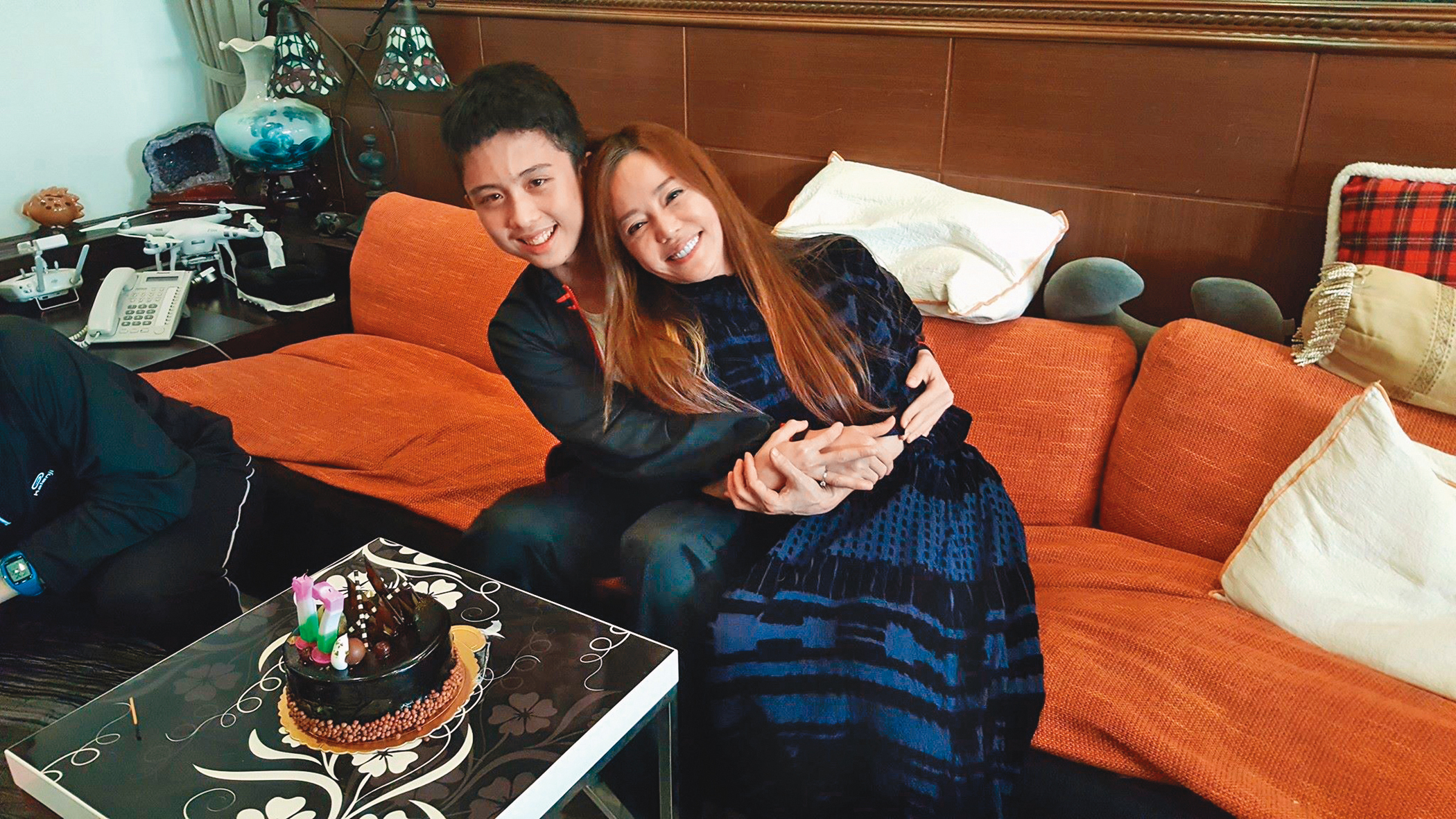 談起兒子孫安佐（左）前年經歷的坐牢風波，狄鶯（右）不願多說，僅稱兒子是很善良的人。（翻攝自狄鶯臉書）