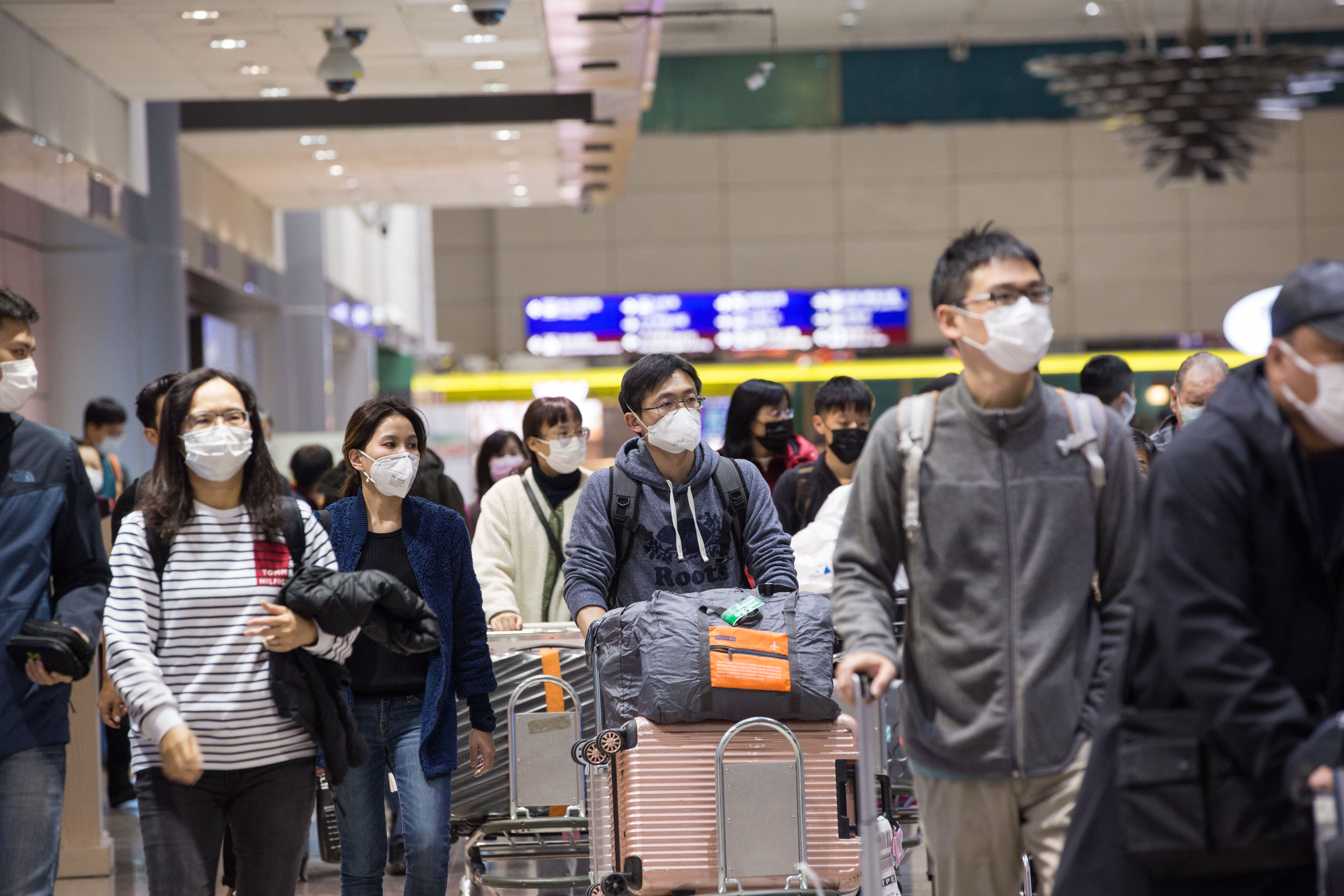 台灣防疫工作超前部署且相當縝密，境外返國的旅客都要接受隔離檢意並追蹤定位，卻遭外媒形容為「人人被監控」。本刊資料照。