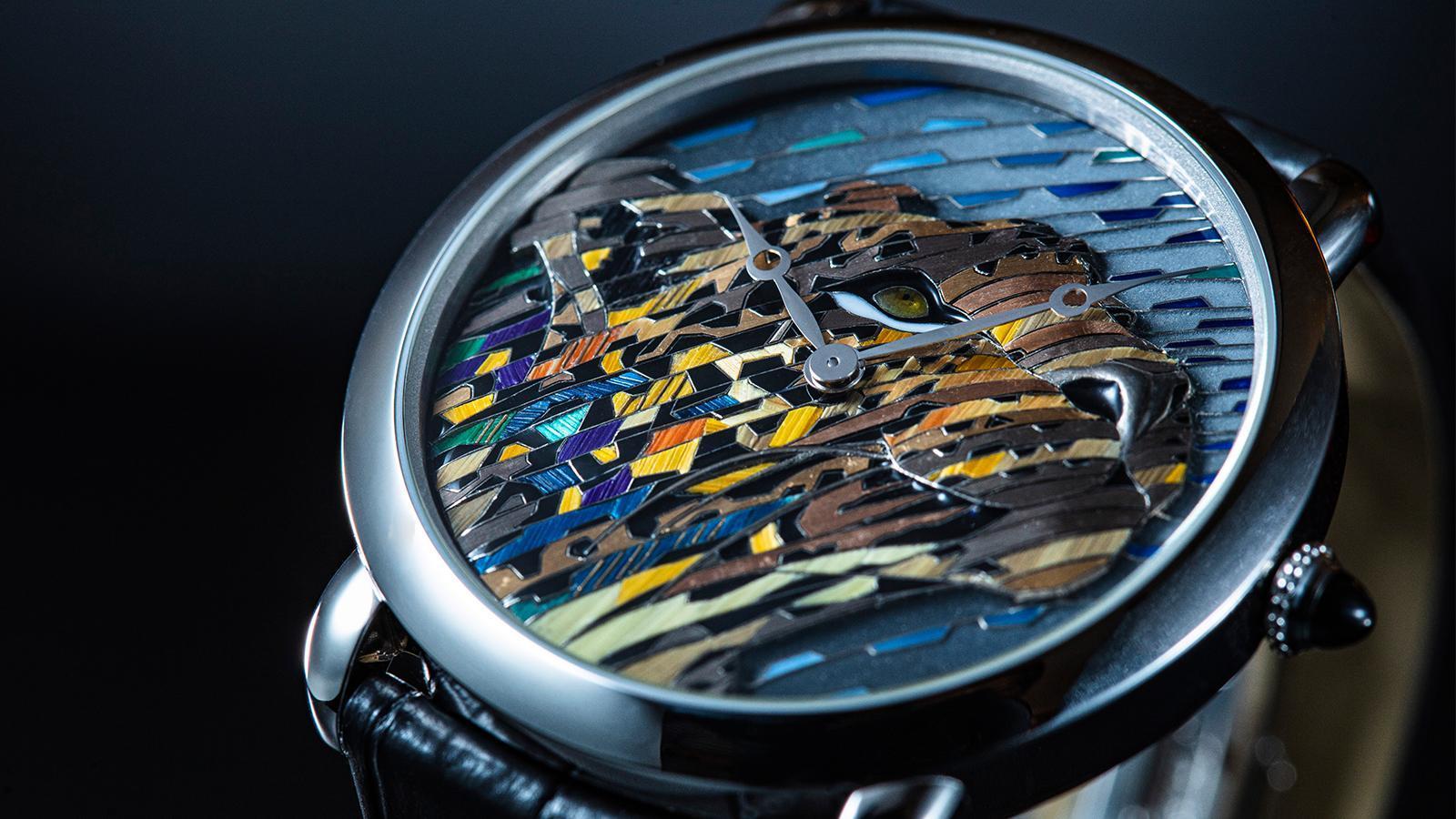 Ronde Louis Cartier秸稈及金質細工鑲嵌腕錶｜18K白金材質、錶徑42mm、時間指示、430MC型手上鏈機芯、錶冠鑲嵌一顆凸圓形藍寶石、限量30 只、建議售價約NTD 2,320,000 （攝影：游銘元）
