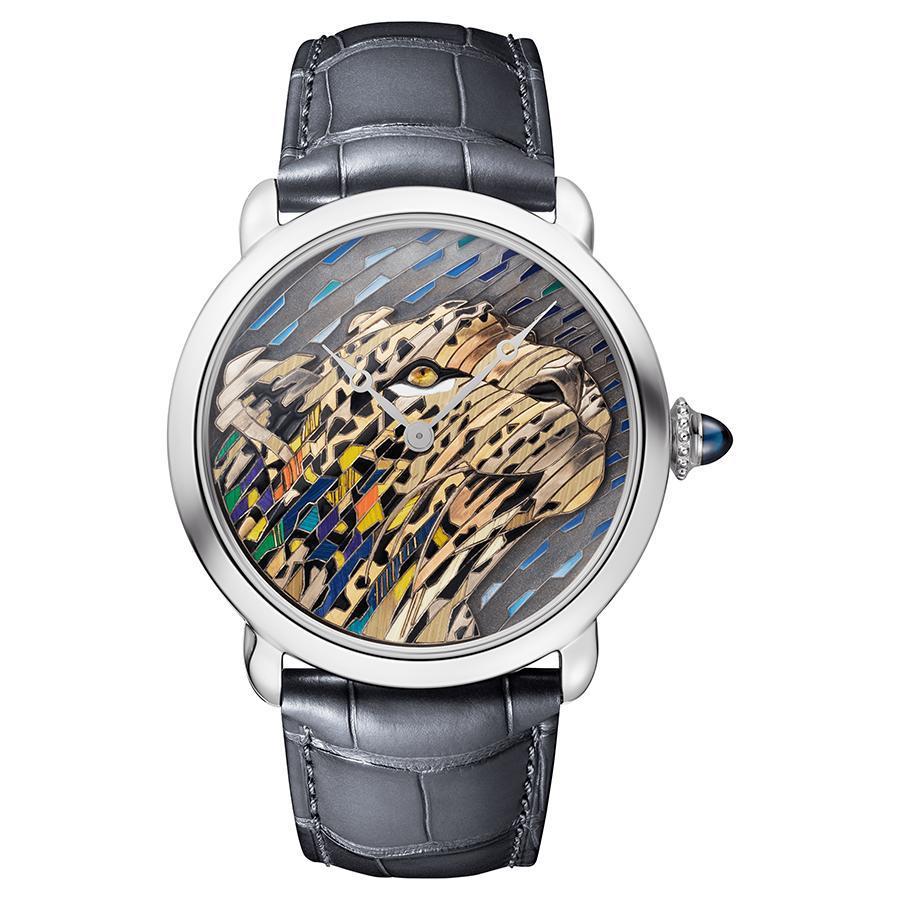 18K白金材質、錶徑42mm、時間指示、430MC型手上鏈機芯、錶冠鑲嵌一顆凸圓形藍寶石、限量30 只、建議售價約NTD 2,320,000